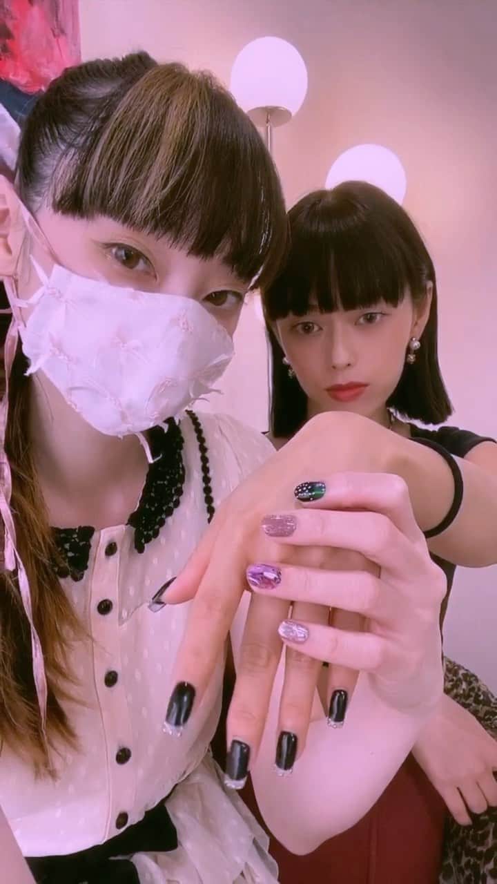 のインスタグラム：「Instant nails 💅🏻 一瞬でネイルオン！💅🏻  友達の @gold_erika さんが新しくオープンした @gloria.nail.tokyo 遊びに行った〜💅🏻 @henlayseggs のすごいネイルアート力に感動した😭✨!  New nail salon by friend @gold_erika called @gloria.nail.tokyo ! Thank you @henlayseggs for the beautiful nail art ! 💅🏻✨ . . OOTD Dress: Anna Sui Mask: #barrackroom @barrackroom  . . 🎵 #XIX - #kismet . . 💅🏻 #rinrindollnails  . App: TikTok Japan at rinrin_doll . . #rinrindoll #rinrindollreels #japan #tokyo #harajuku #japanesefashion #tokyofashion #harajukufashion #東京 #コーデ #今日のコーデ #nails #gelnails #annasui #autumnnails #japanesenails #japanesenailsalon #tokyonailsalon #shinjukunailsalon #東京ネイルサロン #新宿ネイルサロン #golderika #glorianailtokyo #グロリアネイル #ジェルネイル #秋ネイル」