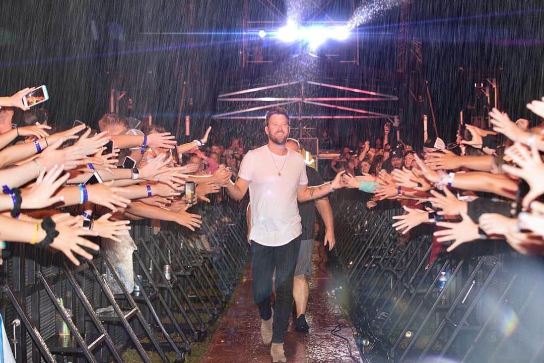ヒラリー・スコットのインスタグラム：「Happy Birthday @charleskelley! Cheers to you and praying someday soon we are getting back on stage(and running through the crowd in the rain!) to your happy place! 🙏🏻💙」