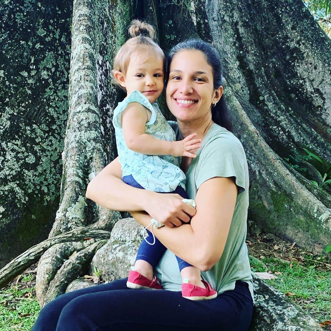 ファビアナ・オリベイラのインスタグラム：「Meus amores! Hoje acordei com vontade de falar desse amor! Primeiro com você, @julia14silva, que tem sido uma parceira incrível dividindo comigo a criação da nossa filha. Minha admiração por você só cresce! A gente fala pouco dos dias difíceis por aqui, fala pouco de momentos de dúvidas, de até um certo desespero, mas ter você do lado, tudo faz sentido! Ser mãe é um aprendizado diário! Hoje entendo muito do que dona Vera falava! Esse amor que descobrimos ao longo dessa relação tão única! E pra você, minha filha, obrigada por essa oportunidade de me descobrir mais e mais! Espero crescer junto e compartilhar momentos inesquecíveis! Amo muito vocês!」