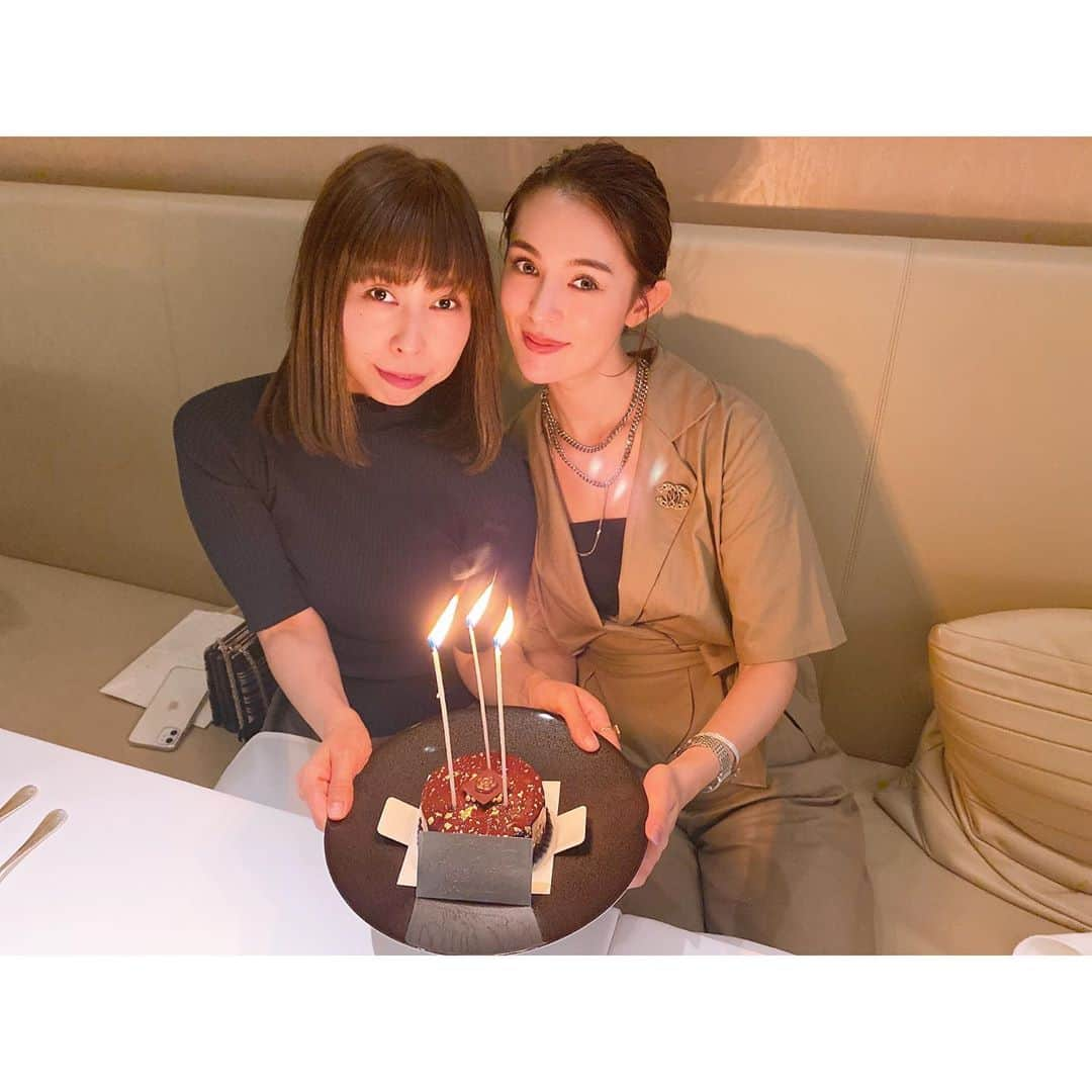 渡辺知夏子さんのインスタグラム写真 - (渡辺知夏子Instagram)「10年以上前にプレゼントで貰ったブローチ✨ オールインワンに着けました✨ . そして、これをくれた友達のお祝いしにベージュに行って来ました✨ そしたら友達覚えてた（笑） . グルテンフリーのそば粉のパンだったり、フレッシュのつみたてハーブティーが美味しかった✨ . . . 予約オーダーしたチョコレートムースケーキは素敵だし美味しいからオススメ🤎 . . 20代の時、ココシャネルの生い立ち、生き方には、何度も励まされて来ました。 彼女と比較するのは、大変おこがましいかとは思いますが（笑） 自分の生き方に自信を持てなくなった時、このままで居てもいいと思えたり、パワーを貰えた存在😊 難しい時代に新しい価値観を創り出した人。 . . . . 自分らしく生きようとする女性の憧れですね✨ . 時代の流れとともに脚色されてる部分もあるかもしれませんが、残されている写真や作品を見ると見えてくるものがあります。 . この辺の歴史や映画に興味があって色々観たりしたんですが、 同じ時代にタマラ·ド·レンピッカという画家が居て、好きな画家スリートップなんですが、作品も好きだし生き方も面白いので興味があれば調べてみてください😄 色々な物を創り出そうとした時代✨ . . これからは、もっと新しい価値観を創り出す時代✨🌎✨ 時代に合った価値観で生きていく✨ オシャレとはそうゆうことなんだと思っています。 . . #古い時代に別れを告げて新しい時代を生きる  #ココシャネル #ベージュアラン・デュカス」9月11日 23時56分 - chikako_724