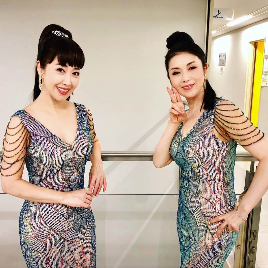 伍代夏子さんのインスタグラム写真 - (伍代夏子Instagram)「おニューのドレス👗 だぁれ❓ サバみたい…なんて言ってる人🐟 BS朝日「人生、歌がある」 今夜放送です🖥 皆サマ、是非見てちょ💋 #オンナノハナミチ #ボディコンは疲れる😩 #ちょっと太ったかな  #ユニット名考え中  #藤あや子 さん #伍代夏子 #歌 #歌こそ我が人生 #演歌 #歌謡曲 #kimono #着物👘 #japanesestyle」9月12日 0時08分 - natsuko_godai_official