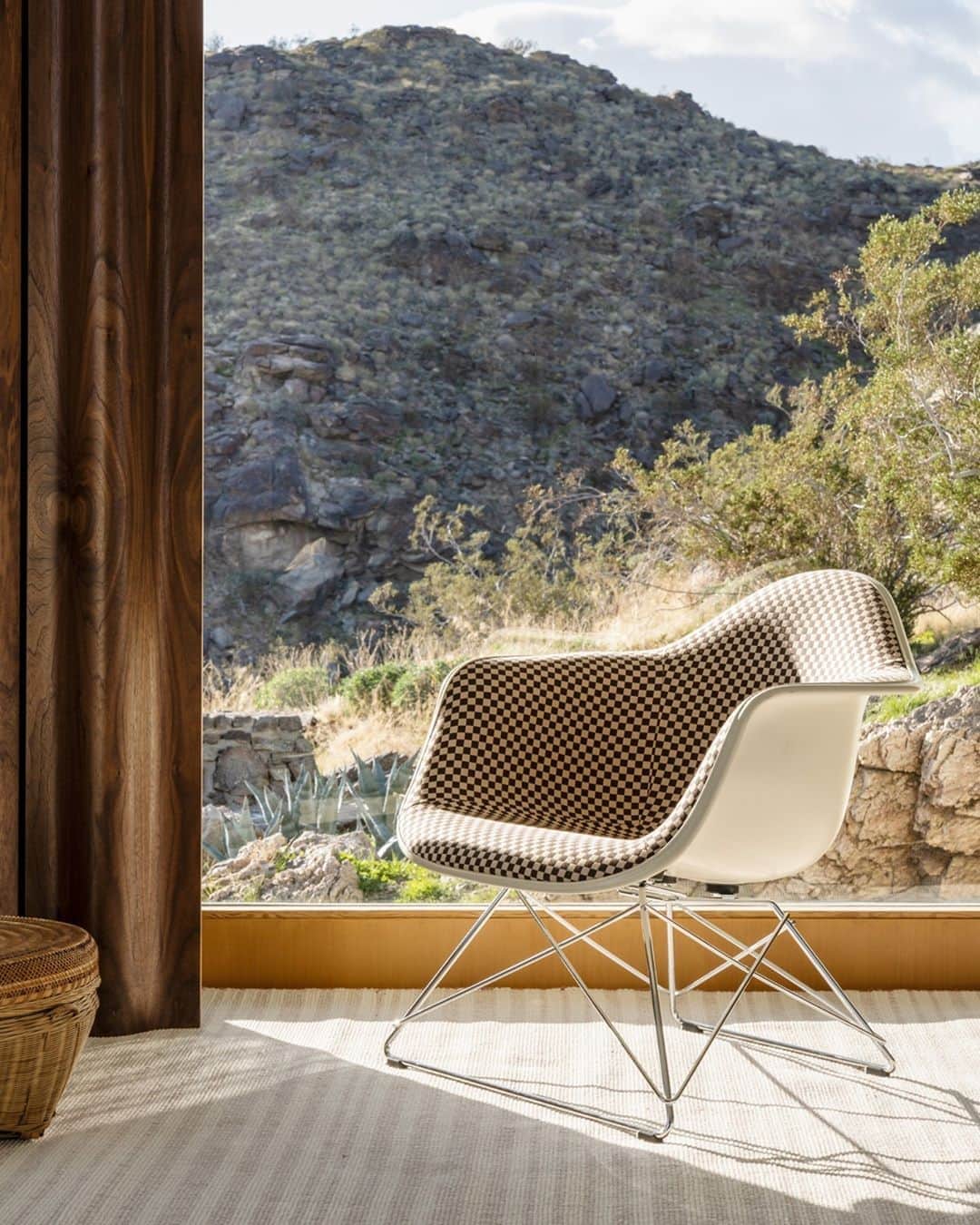 Herman Miller （ハーマンミラー）さんのインスタグラム写真 - (Herman Miller （ハーマンミラー）Instagram)「Sit back and relax in the Eames Shell Chair with Low Wire Base. Discontinued for decades—but far from forgotten—this classic is making a comeback. It’s now available with molded fiberglass or plastic armchair shells, and a choice of fully upholstered, upholstered seat pads, or au naturel. Shop now. 📸: @lance.gerber」9月12日 0時00分 - hermanmiller
