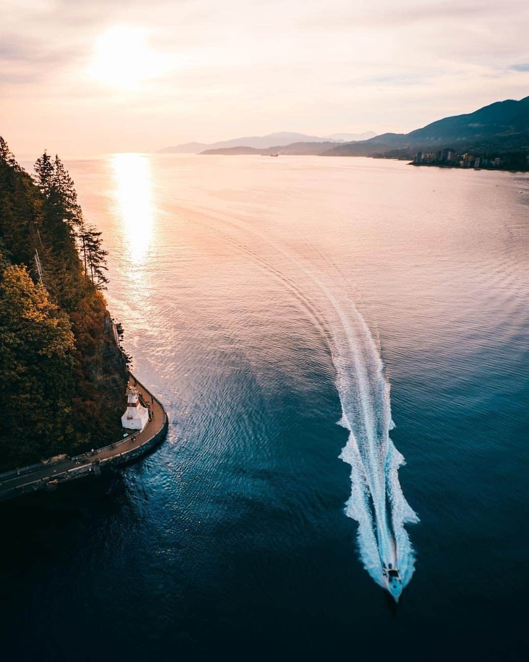 Explore Canadaさんのインスタグラム写真 - (Explore CanadaInstagram)「“There’s something so magical about the West Coast!” If you’ve spent any time on the coast of British Columbia and seen a sunset like this one, you know there is something truly special about this province. With a coastline of over 243,000 km (151,000 miles), you’ll easily find your own corner to soak in the ocean views while you’re here. #ExploreCanada⁠ ⁠ *Know before you go! Check the most up-to-date travel restrictions and border closures before planning your trip.*⁠ ⁠ 📷: @marcwebster⁠ 📍: @inside_vancouver, @hellobc⁠ ⁠ #VeryVancouver #ExploreBC⁠」9月12日 0時01分 - explorecanada
