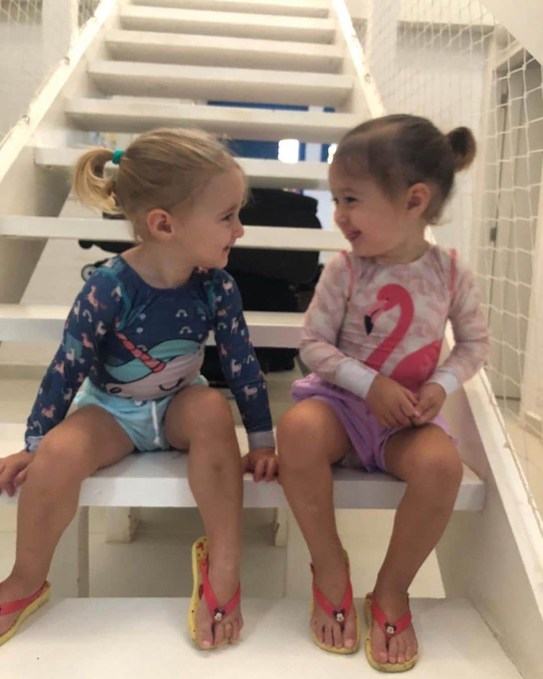 シェイラ・カストロのインスタグラム：「Sequência mais linda de fotos das pitucas por motivo simples: não dá pra escolher só uma! Cumplicidade delas é a coisa mais linda! Amores da mamãe estão prontas pra praia!!! #albumdalizeninna #1a10m #22meses」