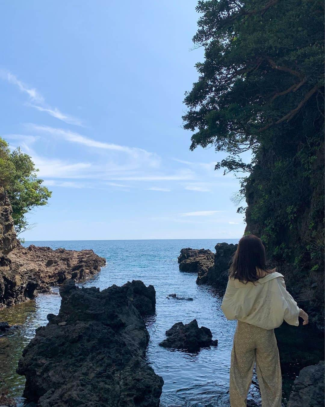 菅野結以さんのインスタグラム写真 - (菅野結以Instagram)「Sanctuary Cave 🌿﻿ ﻿ 能登半島最先端の秘境へ 深呼吸をしにいく旅﻿ なにも調べずにいったら﻿ 日本三大パワースポットだそうな🧊﻿ #珠洲岬 #聖域の岬 #青の洞窟 #ゆいたび」9月12日 0時02分 - yui_kanno