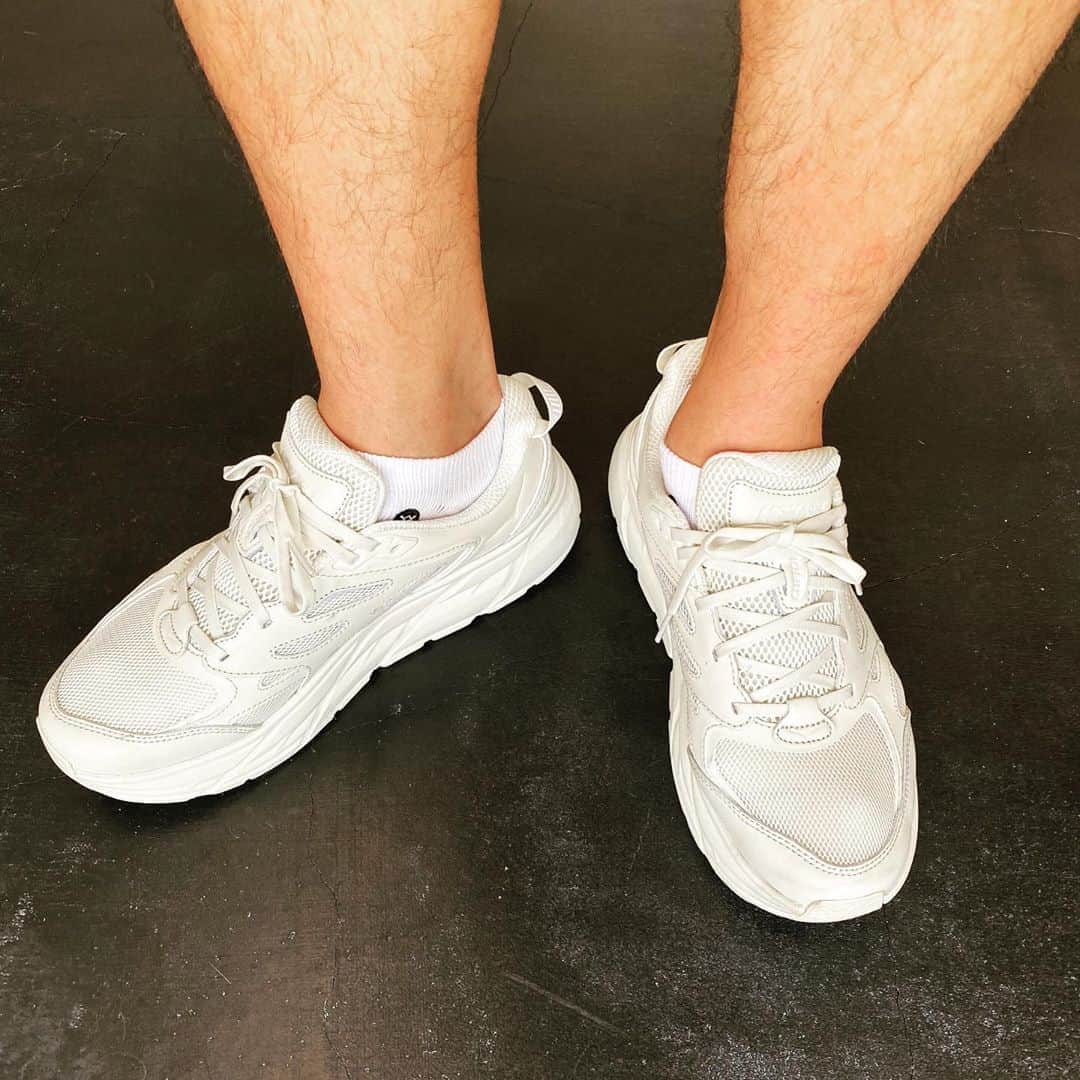 宇野薫のインスタグラム：「UNO☆KICKS  久しぶりにサンダルではなく、 スニーカー CLIFTON L トーフカラー  #unokicks  #hokaoneone #ホカオネネ #ホカラン #CLIFTONL #CLIFTON7 #stancesocks #スタンスソックス」