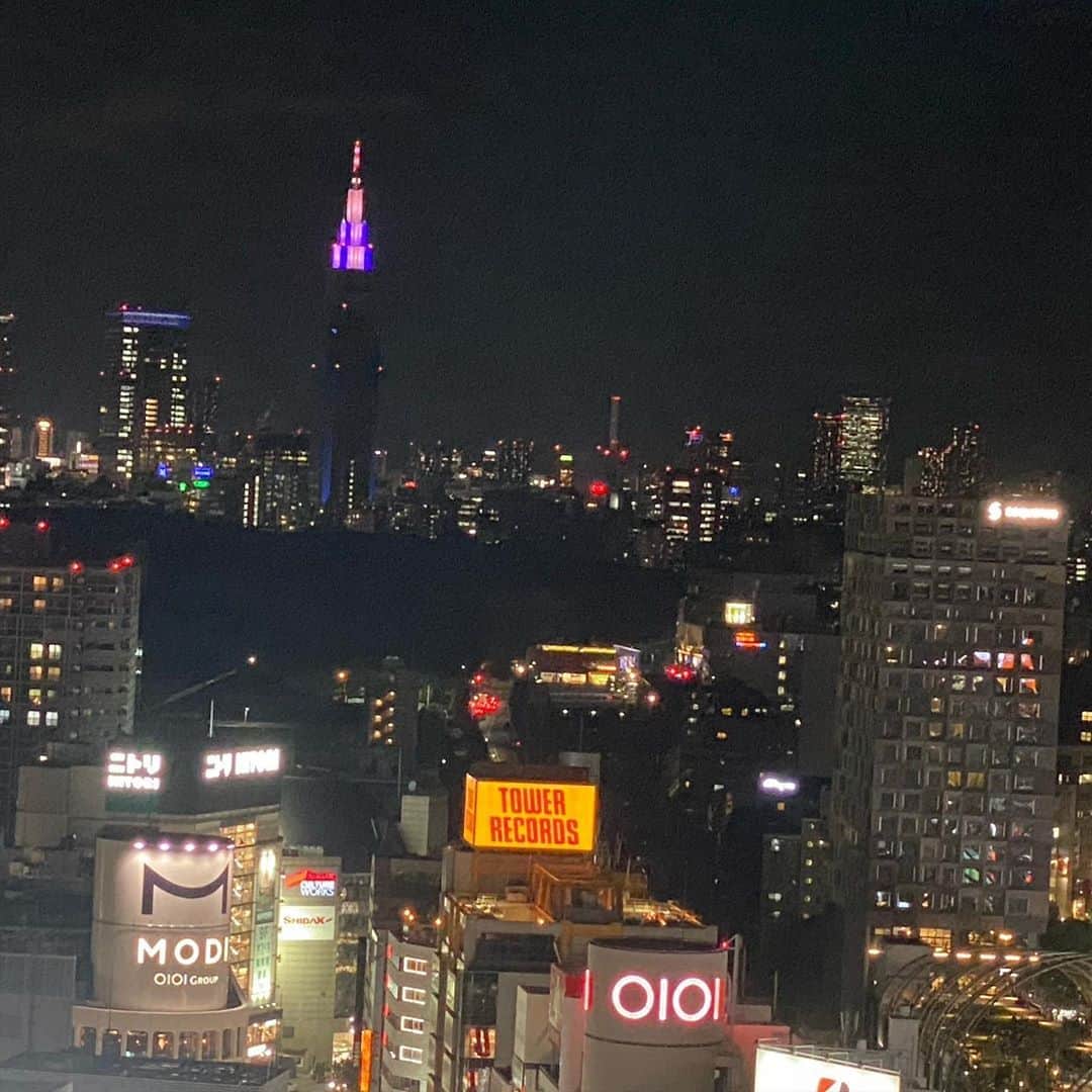植田朝日のインスタグラム：「🏴󠁧󠁢󠁥󠁮󠁧󠁿🏴󠁧󠁢󠁥󠁮󠁧󠁿🏴󠁧󠁢󠁥󠁮󠁧󠁿﻿ ﻿ 今日もだけど夜景が綺麗なオープンスペースでのMTGが多くなって来てるな〜！w﻿ ﻿ これもコロナ時代のニュースタンダードなんだろうな⁉️﻿ ﻿ 別に全然イヤじゃないっす。﻿ ﻿ でも、早くワクチンできね〜かな〜。。﻿ ﻿ #コロナ」
