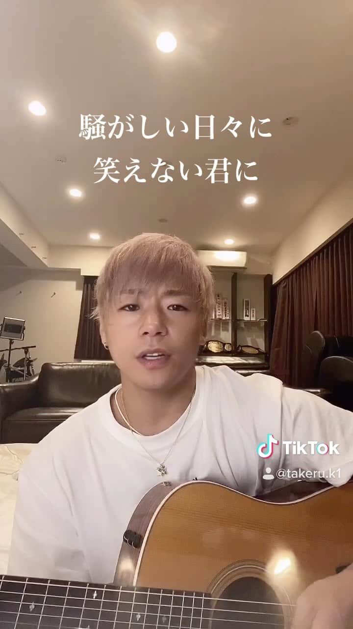 のインスタグラム：「深夜の弾き語りタイム🎸 音楽は毎日寝る前のリフレッシュ。 弾き語りシリーズはTikTokに上げてます🎵」