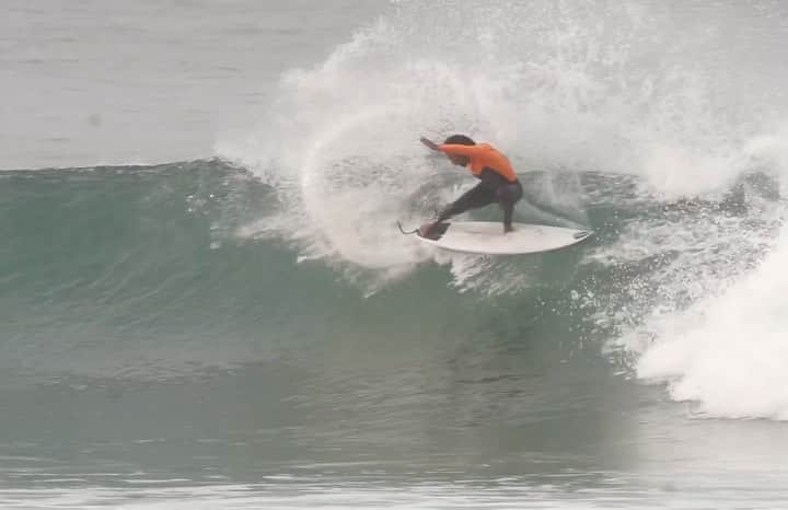 のインスタグラム：「One of my husband’s waves from yesterday 🔥😍 • • Treino do maridão ontem! 🔥😍 @santoswesley  • 📷 @ruda.carvalho」