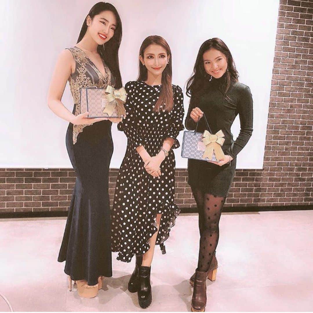 鈴木絢子さんのインスタグラム写真 - (鈴木絢子Instagram)「・ ・ 【台風一過🐋】 グラデが綺麗な秋の海✨ ・ この海で採れたパールは、 世界最高基準といわれるアコヤパール🦪 ・ 肌を美しく、品良く魅せてくれる美肌ジュエリーの代表格🌟 ・ 5粒パールネックレスは、 EC販売前に50個作って即完売したお品で🙋‍♀️ 各種ミスコンでも副賞として提供させていただいています✨ ・ パールは何個持っていても飽きない！ けれども、質によって輝きは全く違います。 ・ ツノジュエリー はブランドと並べても引けを取らないパールを使用。自信を持ってどんなシーンにも着けて行っていただけます🤗🌟 ・ ・ 👑リーズナブルで最高品質👑 #楽天1位 #ツノジュエリー はこちら↓↓🦌✨ #パールネックレス  https://item.rakuten.co.jp/tsunotokyo/tsunorpn0001/ ・ ・ ・ #ジュエリーデザイナー #ジュエリーコーディネーター #美容家 #美肌ジュエリー #運気アップ #秋コーデ #パールアクセサリー #パワーストーン #楽天ツノジュエリー #楽天1位 #ツノジュエリー #フリーランス #幸せを運ぶ鹿のツノ #大人ジュエリー #セクシージュエリー #ミスコン #ミスコン審査員 #台風一過 #海 #あこや真珠 #エシカル #pearl #jewelry #tsunojewelry #🦪 #💎」9月12日 0時13分 - ayako_suzuki810