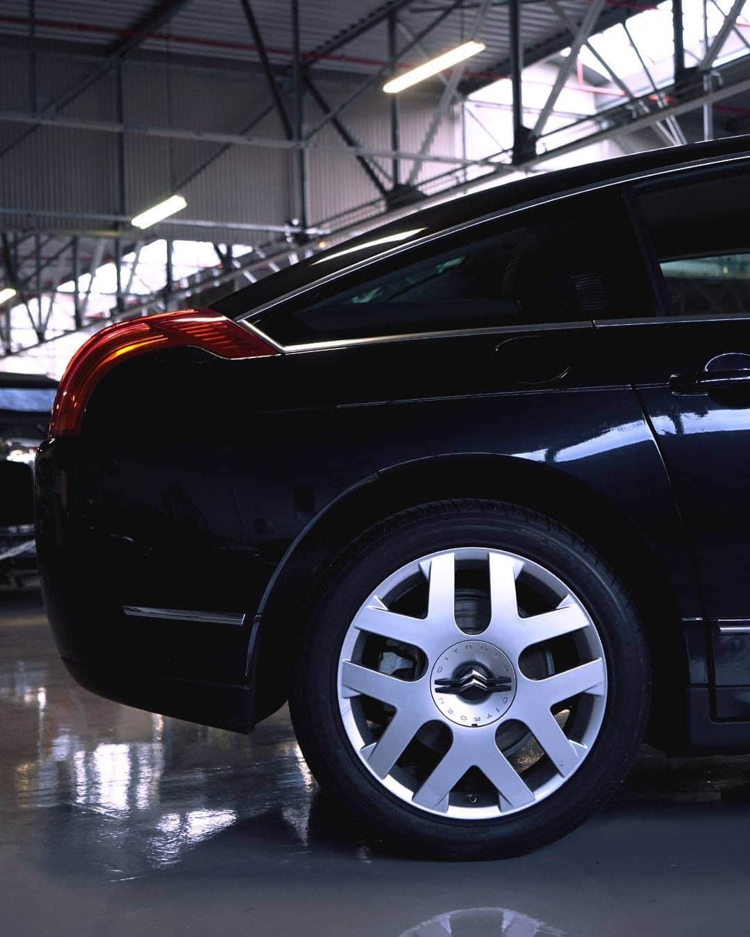 Citroënのインスタグラム：「2005 Citroën C6, the lines of a limousine and the plush comfort that goes along with it! #OnceUponACar #ClassicCar #Citroën #LeConservatoire #OldButGold #InstaCar #CarsOfInstagram #PicoftheDay #CarLifestyle #Vintagecar #Vintage #Carswithoutlimits #Collection」