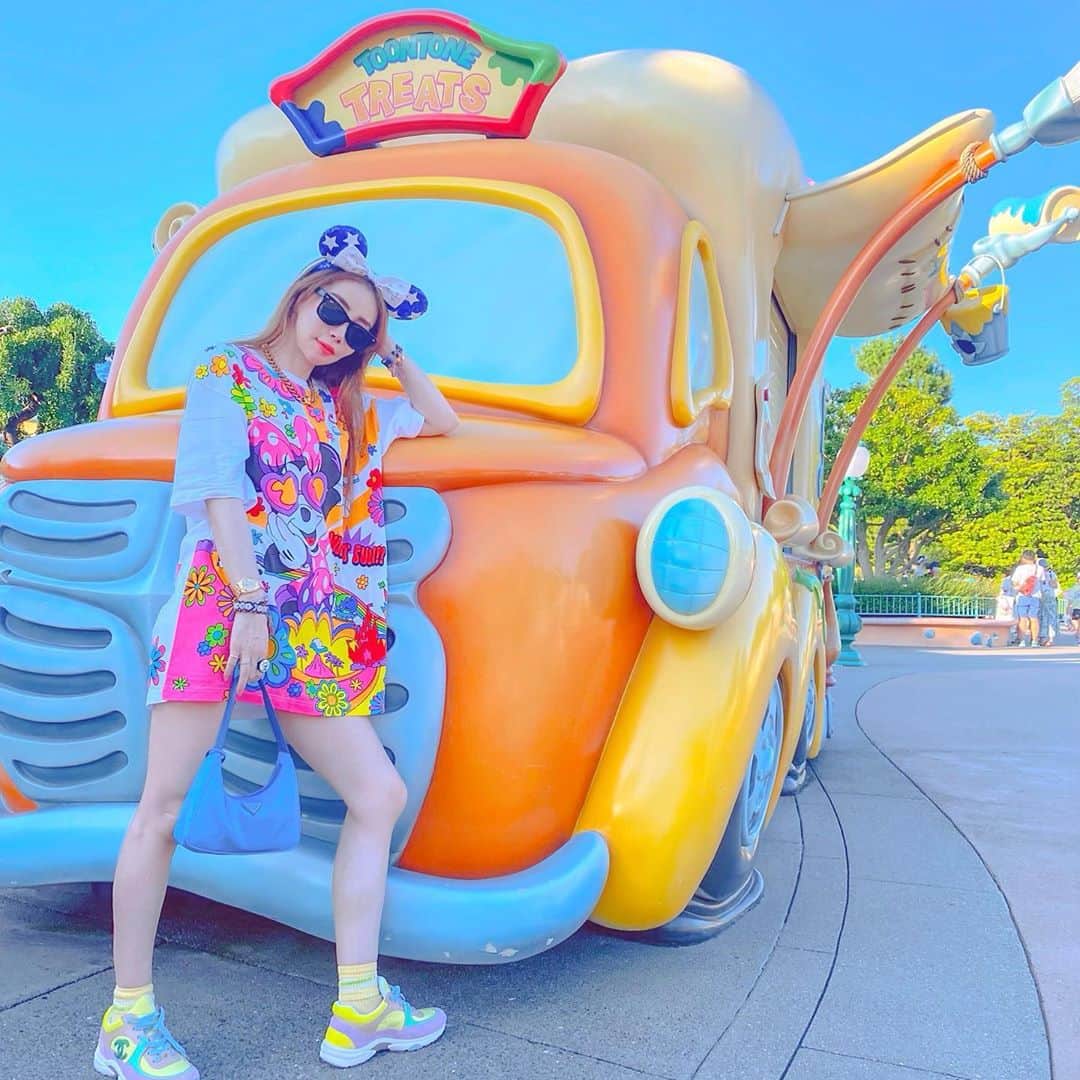 のインスタグラム：「Colourful bus🧡💛💙  #fashion#ootd #ootdfashion #outfits #outfitinspiration #outfit #outfitstyle #outfitoftheday #fashiongram #fashionista #fashionstyle #fashionblogger #fashionable #disneyland #disny#ディズニー #ディズニーコーデ #ディズニーランド #chanel#prada#シャネル#プラダ#ファッション #ファッションコーデ#コーディネート」