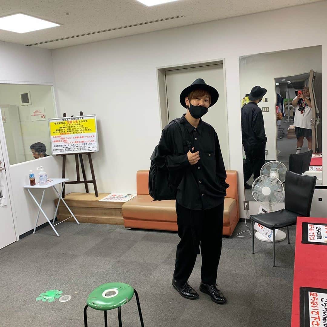 池田真一のインスタグラム：「単独ライブ終わりに楽屋にRADWIMPSの野田さんおった！ 単独ライブ見てくれてたんかな？」