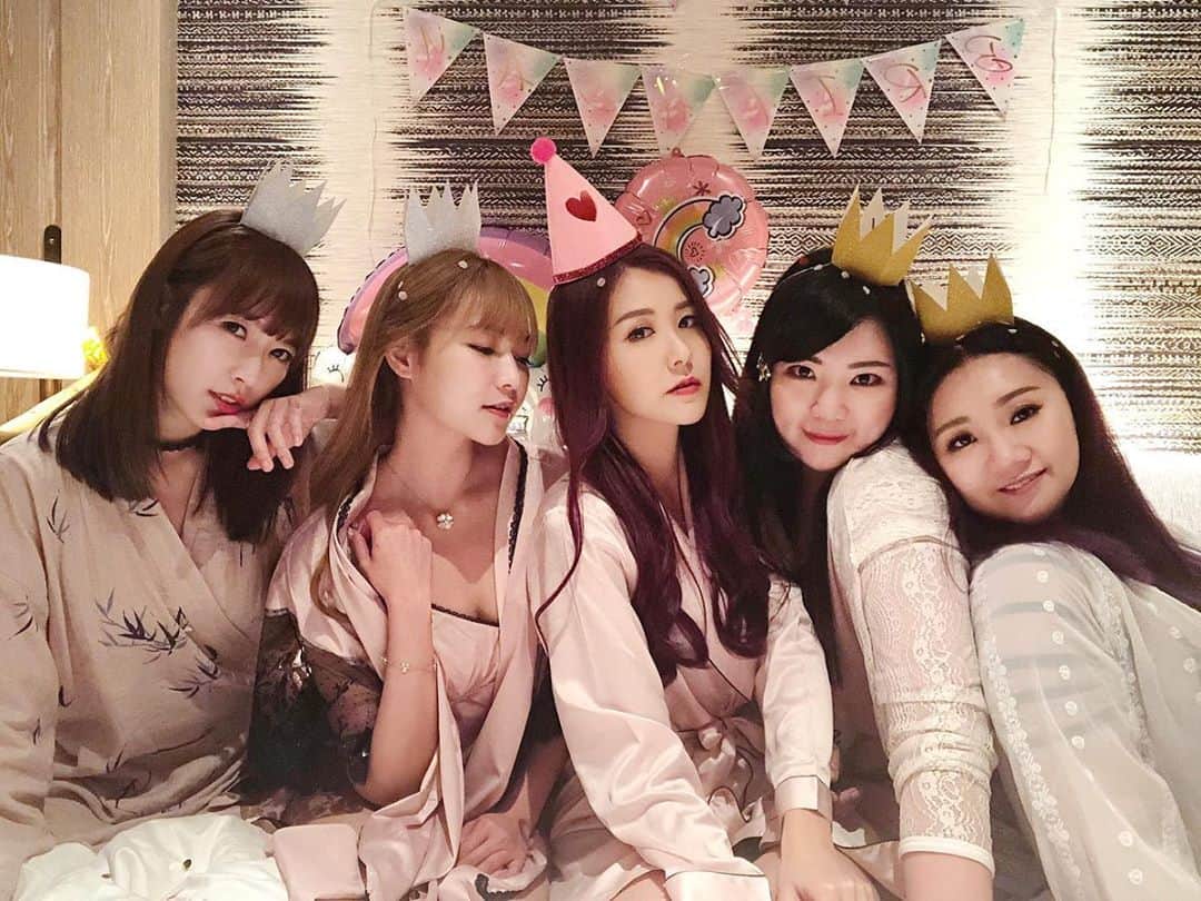 Miss Hunnyのインスタグラム：「我今生今世， 都唔會再信你班肥婆會做鬼臉！ 次次都跣我😤😤😤 唔睬你喇！生日快樂呀劉佩yuet！  #伸個懶腰都是愛你的形狀 #鬼你個頭😠」