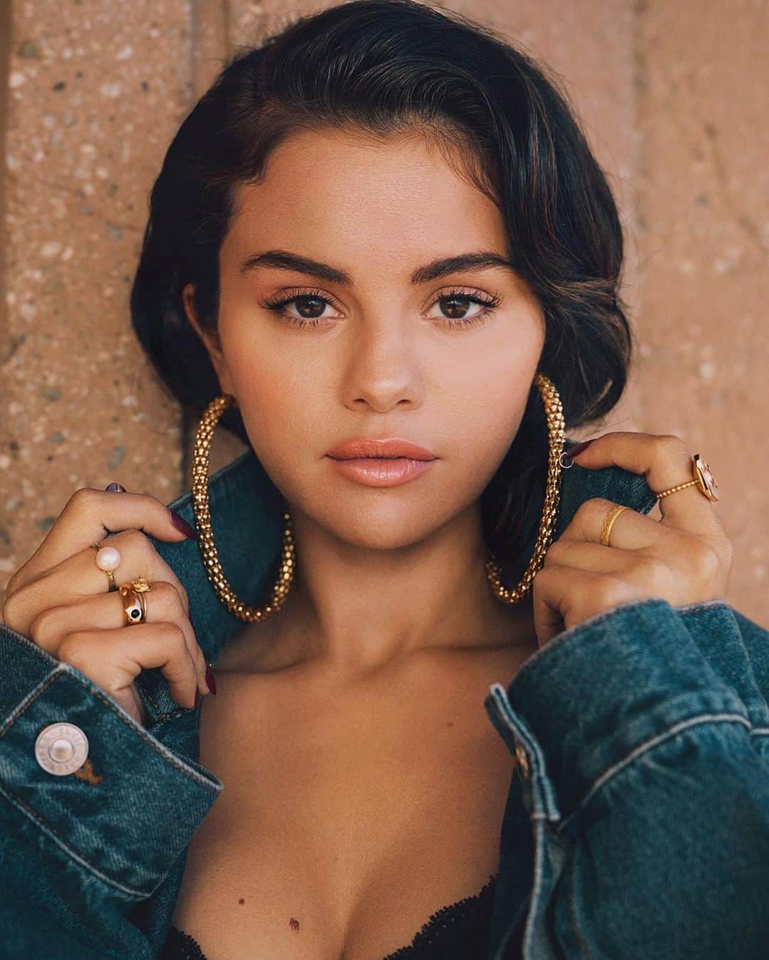 Hung Vanngoさんのインスタグラム写真 - (Hung VanngoInstagram)「@SelenaGomez x @allure #AllureBestofBeauty issue cover story❤️. Makeup by #SelenaGomez  herself using @RareBeauty with direction from @HungVanngo over zoom 😛 Photography by @micaiahcarter Styling by @ariannephillips Hair by @marissa.marino Nails by @tombachik   Here is the products breakdown: Look 1: -  Always an Optimist Illuminating Primer -  Always an Optimist 4-in-1 Spray -  Liquid Touch Weightless Foundation – 250W -  Liquid Touch Brightening Concealer – 250W -  Soft Pinch Matte Liquid Blush – Bliss -  Positive Light Liquid Luminizer – Mesmerize -  With Gratitude Tinted Lip Balm – Praise -  Brow Harmony Pencil & Gel – Cool Brown  Look 2: -  Soft Pinch Matte Liquid Blush – Grace -  Positive Light Liquid Luminizer – Enchant -  Lip Souffle Matte Lip Cream - Inspire  Look 3: -  Soft Pinch Dewy Liquid Blush - Happy -  Positive Light Liquid Luminizer – Enlighten -  Lip Souffle Matte Lip Cream - Transform -  Perfect Strokes Matte Liquid Liner - Black」9月12日 0時27分 - hungvanngo