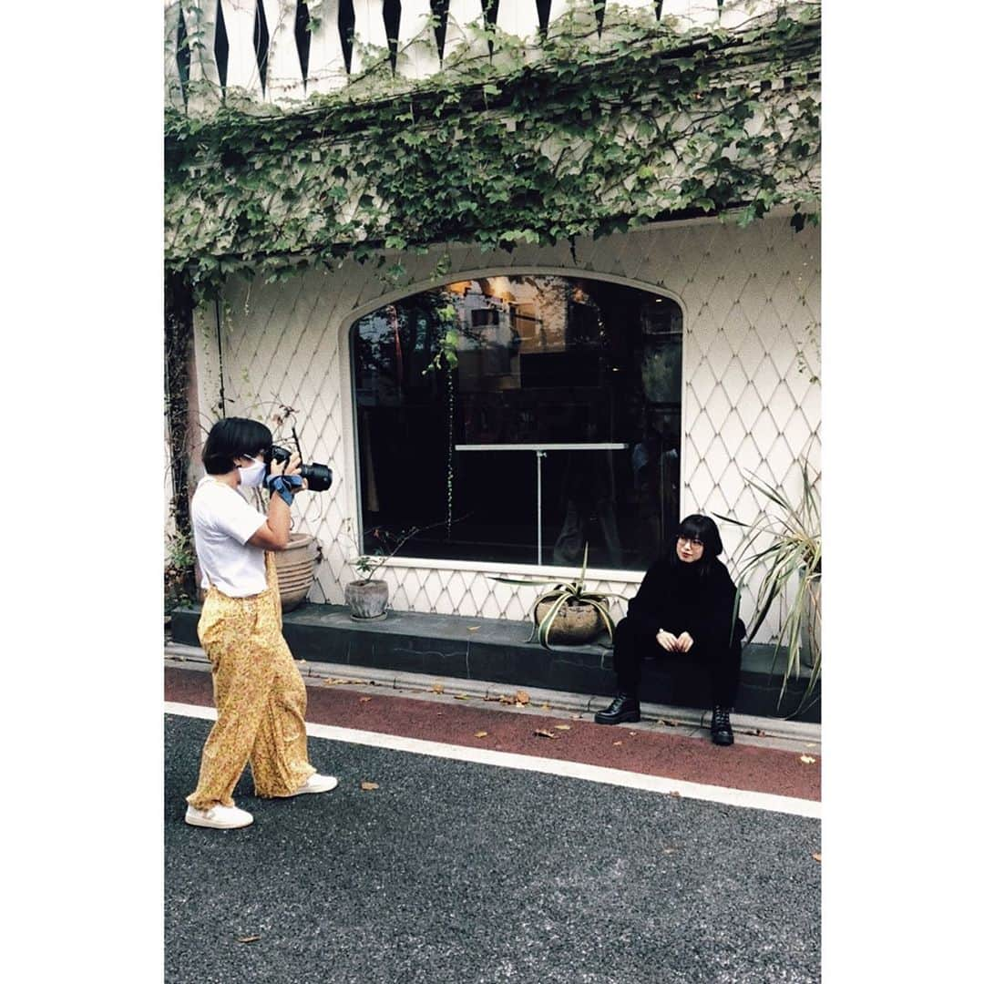 eriさんのインスタグラム写真 - (eriInstagram)「今日はHanakoさん @hanako_magazine の取材を受けていました。中目黒のお店にて @d_e_p_t 。お店閉めてて誰もいないから、蜘蛛と蜘蛛の巣🕷ができててこのままじゃホラームービーのロケ地候補になっちゃう〜。  灼熱の中のカシミアウールは拷問であった☺️🔥」9月12日 0時29分 - e_r_i_e_r_i