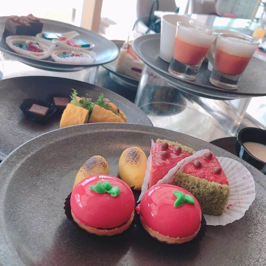 大湯みほさんのインスタグラム写真 - (大湯みほInstagram)「……… 夏のMemories✨🍧🍭🍰🍡🧁🍉🍨🍬✨✨✨ ・ 夏限定の✨Specialなsweets✨がいっぱい❣️Hilton Tokyo お台場🏨 でやっていた… ・ ✨NEO DAIBA✨ミライエンニチ〜🌙🎋🌟🌠 ・ タイトル通り、未来の縁日👘をイメージした、テーブルデザートビュッフェ✨🍴という事で、金魚すくいモナカ・チョコバナナに見立てたマジパンやチョコのお菓子・焼きとうもろこしブラマンジェ…やら、見ても楽しく美味しい😍💓素敵なイベントでしたぁ❗️レインボーブリッジ🌈ごしの…レインボーゼリー✨の写真では伝わらないかもしれないのですが、こんなの子供の頃には想像もつかなかった💓ミライのオトナな縁日でした🎇 ・ #デザート　#デザートビュッフェ　#テーブルサービス　#cafe #sweets #summer #memory #neodaiba #special #surprise #rainbow #view #beautiful」9月12日 0時30分 - nukazukemiho0320