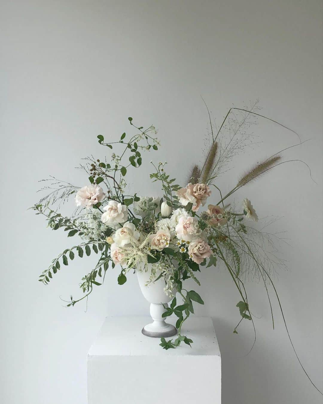 플로리스트 이주연 florist Lee Ju Yeonさんのインスタグラム写真 - (플로리스트 이주연 florist Lee Ju YeonInstagram)「. . vase arrangement  . #치킨와이어센터스 #치킨와이어  . 订花 WeChat ID vaness_flower 페이팔 결제 가능  클래스상시모집 당일꽃주문가능 . #수업문의 #주문예약 #lesson #Order  Katalk ID vaness52 WeChat ID vaness_flower E-mail vanessflower@naver.com . 서초구 양재천로 123 5층 📞02-545-6813 . #vanessflower #florist #flowershop #handtied #flowerlesson #花束 #바네스플라워 #플로리스트 #꽃다발 #부케 #플로리스트학원 #플라워레슨 #양재동꽃집 #양재역꽃집 #꽃다발주문 #꽃수업 #꽃주문  #대관 #공간대여 #스튜디오대관 #자연광스튜디오 #자연광스튜디오대관 #스튜디오」9月12日 0時37分 - vanessflower