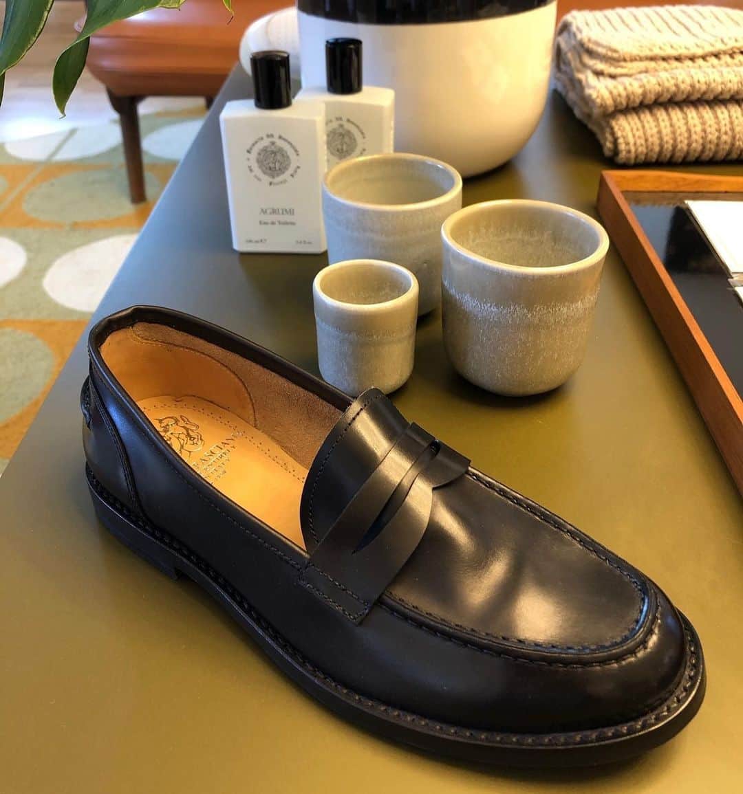 アルベルトファッシャーニのインスタグラム：「📍 @shoecompany_concept⁠ Timeless & Trendy ⁠ ⁠ #womenslippers #menslippers #ootdfashion #albertofasciani #blackshoes #madeinitaly #conceptstore」