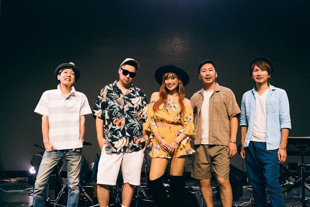 NAUGHTY BO-Zのインスタグラム：「夏の終わりのワンマンライブ。  配信ライブツアー？のような形で第三弾までやらせてもらった今回のライブも今日で無事に終わりました。  シングル曲、リード曲だらけのセトリにしたら結果的にハートフルなラブソング祭りになりました。  新曲も披露できてよかった！！！  全3公演なるべく違う曲のセトリにしたので、みんなにとってもどれかきっと思い出に残る1曲があったと思います。  観てくれた皆さん、ありがとう。  #MAYS #幻夏夢物語 #最高のバンドメンバーに拍手 #星数の入り間違えたのワロタ #冬にまた面白いことやりたいね #スクショタグ付けしてね」