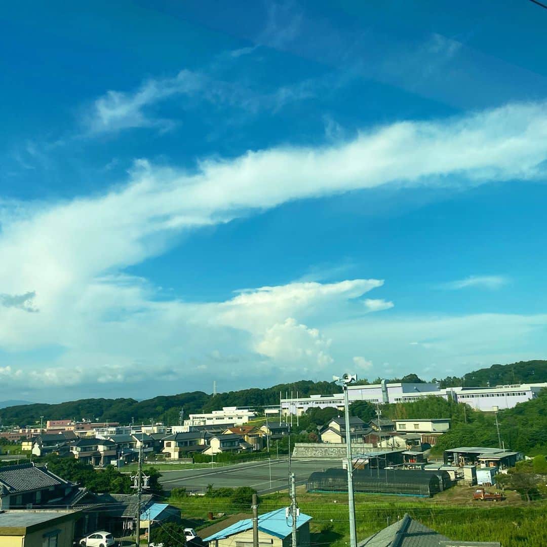 Rieさんのインスタグラム写真 - (RieInstagram)「滋賀県から京都に向かう途中の﻿ ﻿ 電車の中から﻿ ﻿ 景色が変わっても﻿ ﻿ しばらく姿を見せてくれていた﻿ ﻿ #龍雲 🐉﻿ ﻿ 凄い立派で感動してしまった﻿ ﻿ 皆さんにも良い事があるように﻿ ﻿ シェアします😌❤️﻿ ﻿ #龍神雲 ﻿ #龍﻿ #龍神﻿ #雲　﻿」9月12日 0時50分 - rie_dubai
