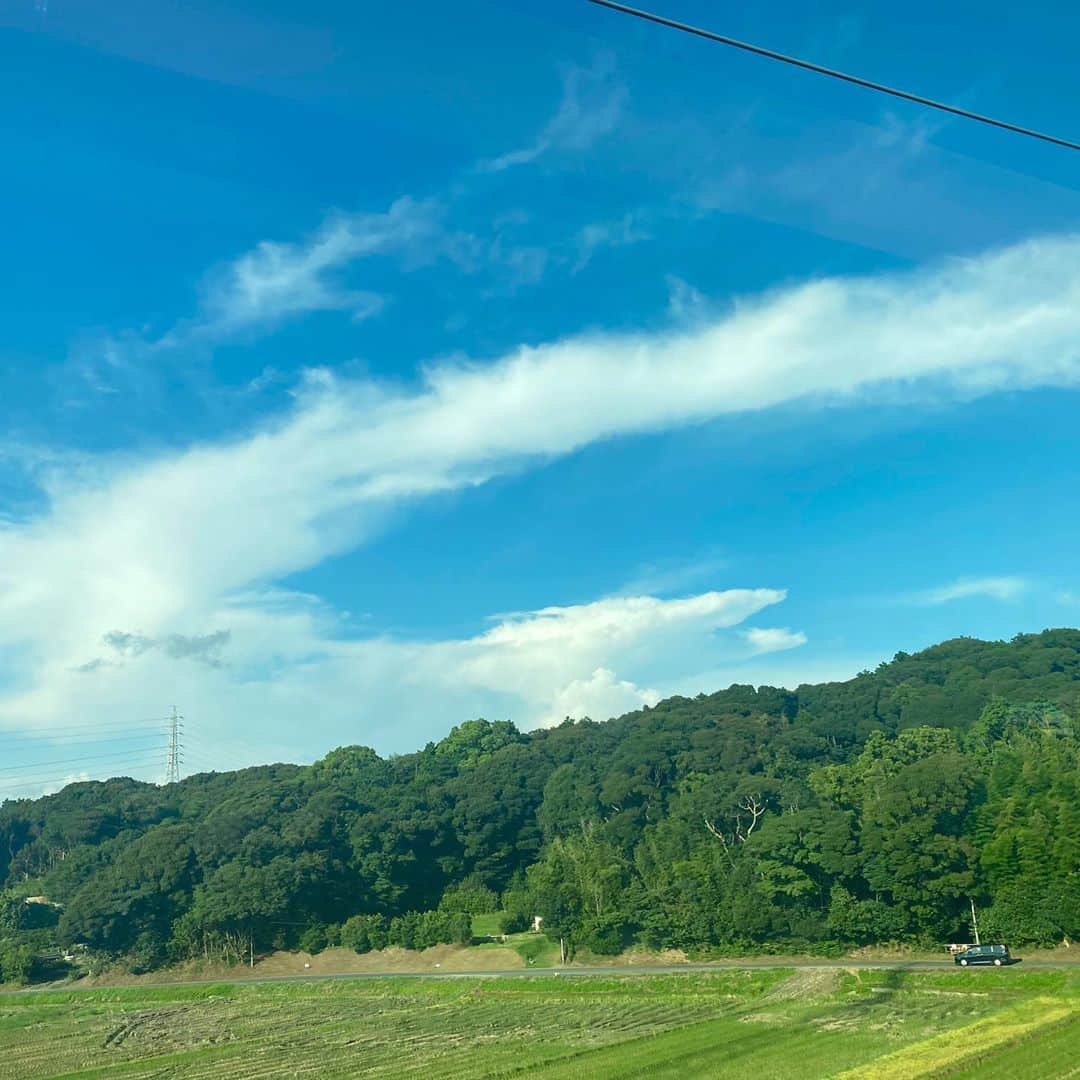 Rieさんのインスタグラム写真 - (RieInstagram)「滋賀県から京都に向かう途中の﻿ ﻿ 電車の中から﻿ ﻿ 景色が変わっても﻿ ﻿ しばらく姿を見せてくれていた﻿ ﻿ #龍雲 🐉﻿ ﻿ 凄い立派で感動してしまった﻿ ﻿ 皆さんにも良い事があるように﻿ ﻿ シェアします😌❤️﻿ ﻿ #龍神雲 ﻿ #龍﻿ #龍神﻿ #雲　﻿」9月12日 0時50分 - rie_dubai