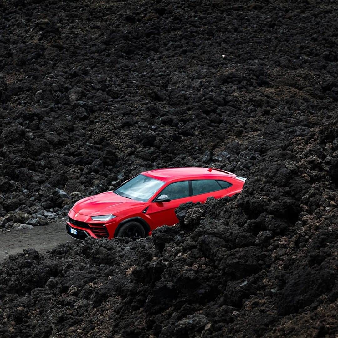 ランボルギーニのインスタグラム：「To experience Sicily is to acquaint yourself with history.  With these incredible clicks, @stefanoguindani brought a multitude of cultures to life. To add to this natural beauty with one of our own, we have the Urus that explores this diverse Italian region with its adaptable nature.  #Lamborghini #Urus #UnlockAnyRoad #WithItalyForItaly #Sicily」