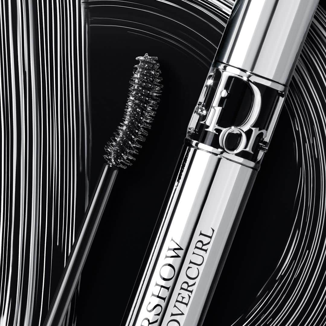 クリスチャンディオールさんのインスタグラム写真 - (クリスチャンディオールInstagram)「Discover the new Diorshow Iconic Overcurl mascara, packaged like a piece of art, offering a bold and extremely long-wear curl. Designed for different types of eyelashes, it fans out the lashes to the extreme thanks to its curved brush. • DIORSHOW ICONIC OVERCURL 090 Black • #diormakeup #diorshow @diormakeup」9月12日 1時00分 - dior