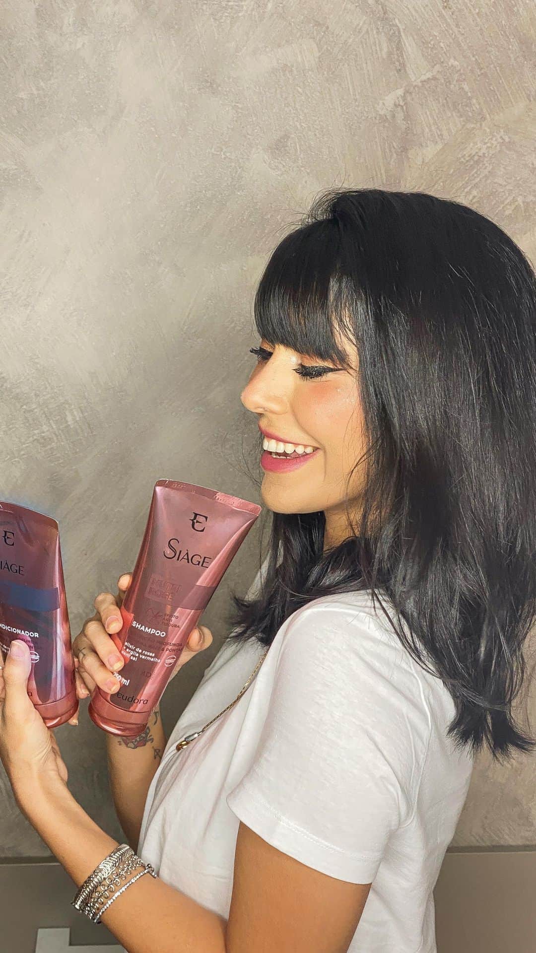 Gabriela Salesのインスタグラム：「Lacrinhassss! O que é essa linha nova de Eudora Siàge, a Nutri Rose? Ela repara os fios da raiz às pontas e possui efeito anti-tesoura! Aí a gente não precisa recorrer ao corte de cabelo pra mantê-los saudáveis e maraaaa! Além do efeito de reparação instantânea, ainda previne o aparecimento de ponta dupla!!!Ameiiii! *publi #EudoraSiàge #RevolucioneComEudoraSiàge #SiàgeNutriRosé @eudora」