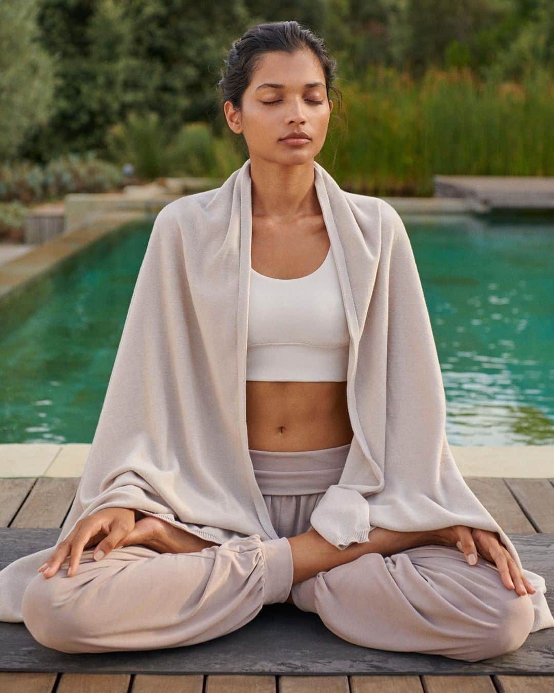 Oyshoさんのインスタグラム写真 - (OyshoInstagram)「Mindful connections to show yourself some extra love today 🌏⁣ .⁣ #oysho #oyshosport #yoga #meditation」9月12日 1時00分 - oysho