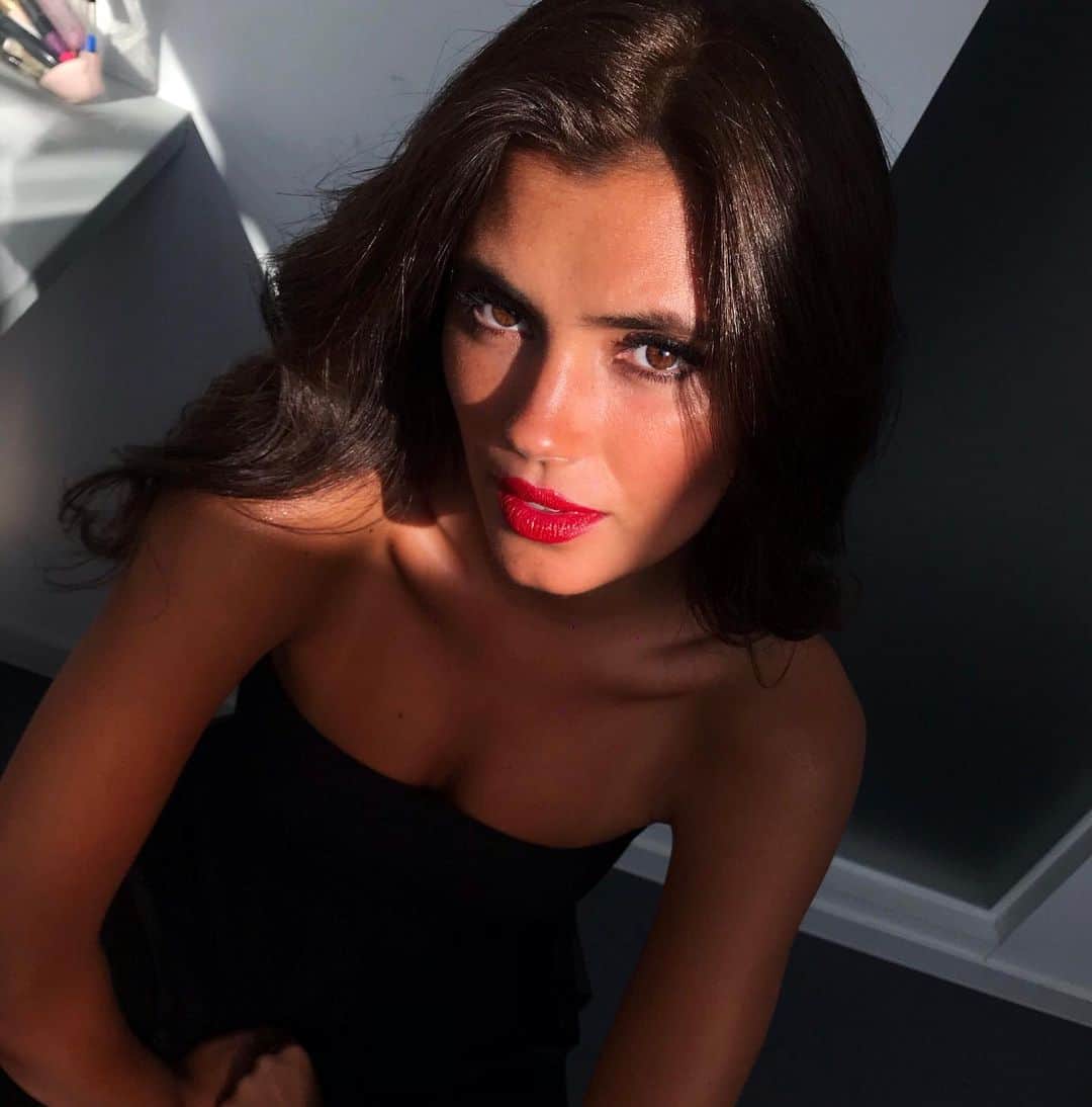 NINA PARKのインスタグラム：「Fogo Vermelho for our next #Beauté campaign💄🔥 @cheyennecfelix  _______________________________________________ #Director @oventurini II #DOP @arnaudstefanidp II #Video & #Photography @renomezger II #Coloration @pierrebissonnier @latelier_blanc_paris II #hair @gregorykaoua; Assistants  @quentin_lafforgue ; @sabine_szekely II #Styling @claudiahofmannstudio ; Assistant @lisa_schwebel_menswear II ##MakeUp by Me @ninaparkbeaute for @ballsaal_artist_mgmt II Assistant @claudinethequeen」