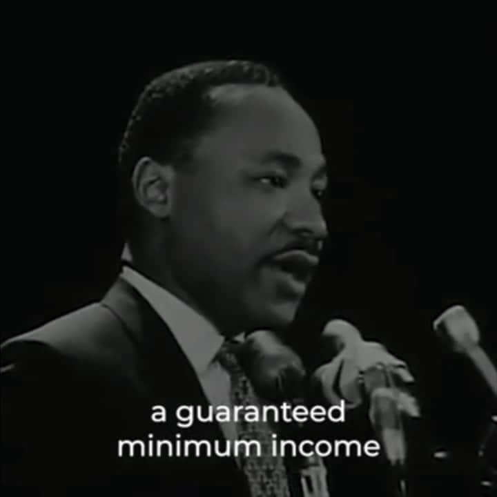 リリー・コールのインスタグラム：「Episode 3 of my podcast explores connections between inequality & environmentalism - specifically looking at solutions such as a Universal Basic Income - an idea first voiced by Thomas More in 1516, advocated by Dr Martin Luther King in 1967, which is now gaining political traction as I discuss in the podcast with academics and politicians. Link in bio to listen.」