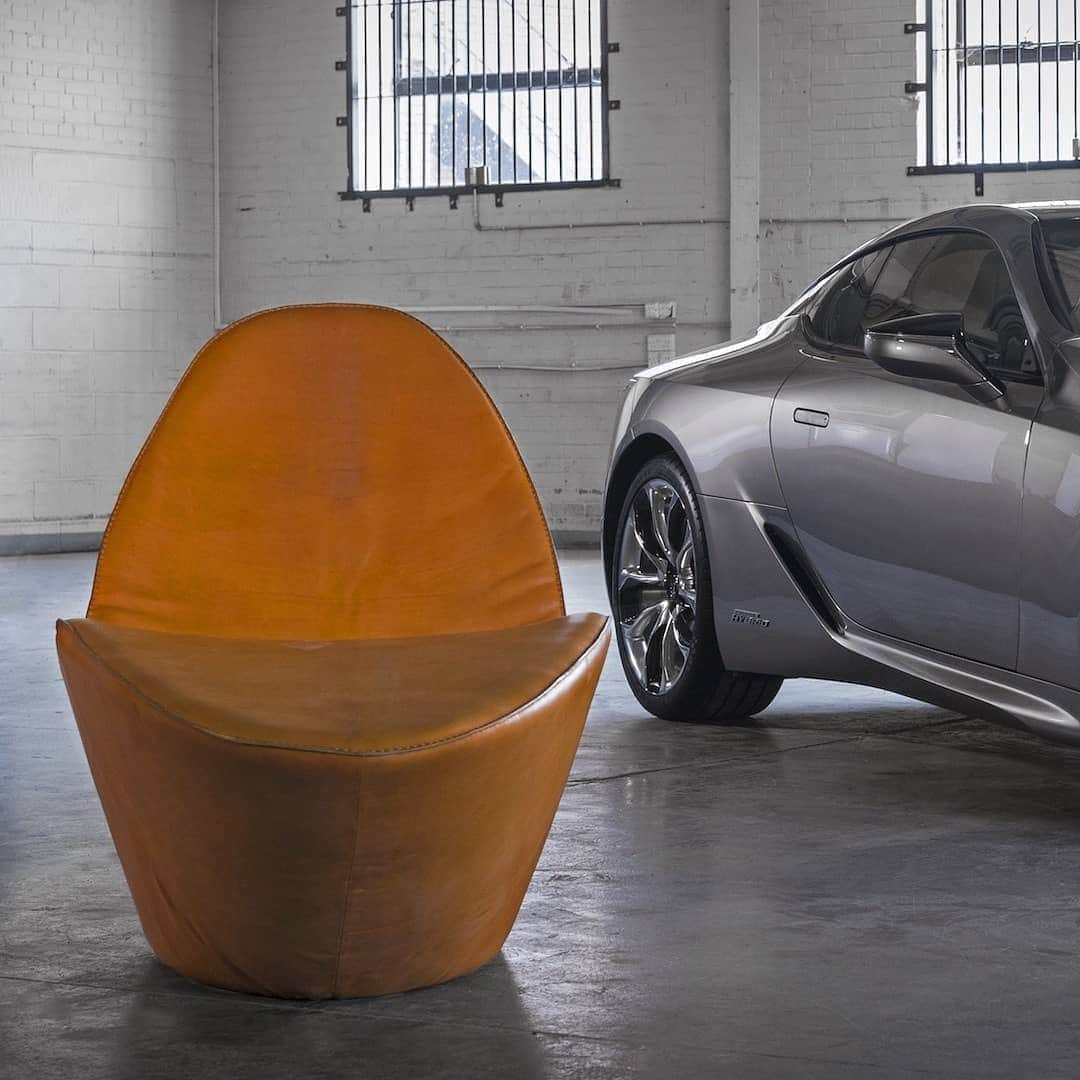 Lexus UKさんのインスタグラム写真 - (Lexus UKInstagram)「Where would you rather sit?  To find out more about this bespoke, handmade leather chair, which was inspired by the #LexusLC, click the link in our bio.  #Lexus #Craftsmanship #Leather #Chair #Furniture #BritishCraftsmanship #Design #CarDesign #Leatherwork #Leatherworker @otziltd」9月12日 1時02分 - lexusuk