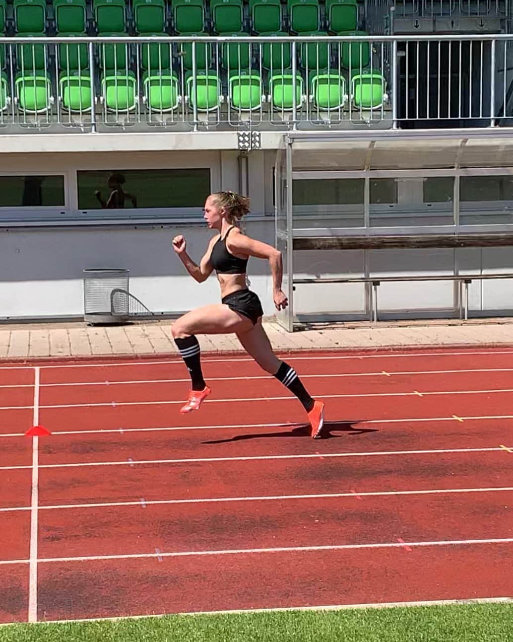 ジーナ・ルケンケムペルのインスタグラム：「❌ Keine weiteren Wettkämpfe mehr für mich in 2020 ❌🙄 Aus gesundheitlichen Gründen musste ich meine 2020 Saison nun doch schon nach tatsächlich nur 3 Wettkämpfen beenden. Irgendwie ist dieses Jahr echt der Wurm drin 🙄😅  Nun ja, der Körper darf sich erholen und dann geht es mit Volldampf und neuer Energie in die Vorbereitung für die neue Saison 💪🏼😎 P.S. in der kommenden Folge @30_minuten_fliegend werden wir etwas über die Saison 2020 und die Offseason quatschen - online ab nächste Woche Mittwoch (16.09.2020) also stay tuned!  #season2020 #teamlückenkemper #teamlueckenkemper #season2021iscalling」