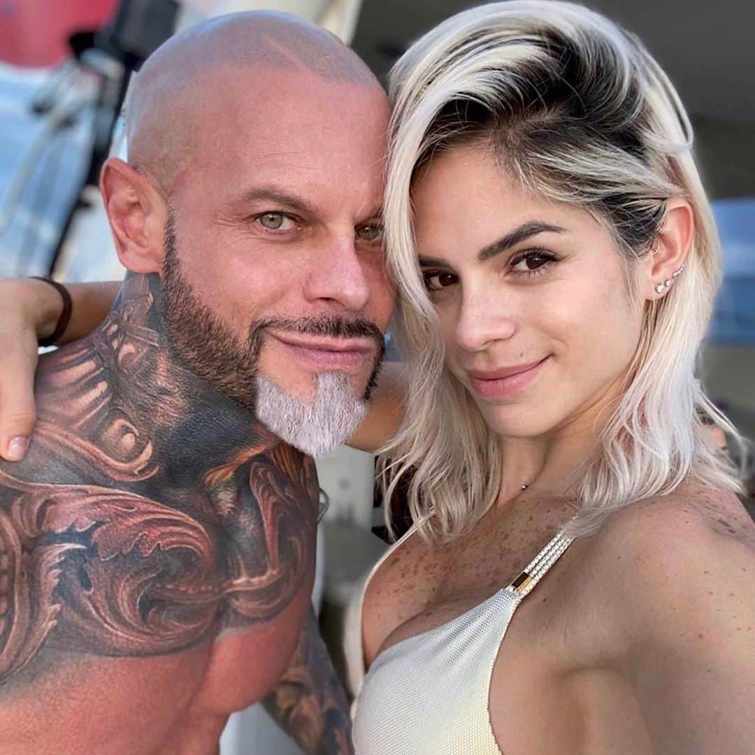 Michelle Lewinのインスタグラム：「Mi gente, ustedes saben que yo no uso mis redes para problemas ni malas noticias, pero aqui estoy para pedirles un solo favor, y es que me ayuden a rezar por el amor de mi vida. 🙏🏻 Gracias por su cariño y apoyo a lo largo de estos años. Ustedes son como nuestra familia y por eso me veo en la obligación de compartirles la difícil situación que estamos viviendo en este momento  Estaré ausente de las redes sociales por un rato, para acompañar a mi amado esposo JIMMY LEWIN, quien se encuentra en estado crítico por una insuficiencia hepática aguda   Les pido de corazón que oren por su salud, para que su fuerza y ganas de vivir lo ayuden a recuperarse y salir adelante. También pido a Dios que los médicos tomen las decisiones acertadas y que pronto podamos salir de esta situación tan dificil ...  Gracias por su apoyo y solidaridad. Los queremos mucho   Michelle y Jimmy   #prayforjimmy ❤️  My people, you know that I do not use my networks for problems or bad news, but here I am to ask you for just one favor, and that is to help me pray for the love of my life. 🙏🏻 Thank you for your love and support throughout these years.  You are like our family and that is why I feel obliged to share with you the difficult situation we are experiencing at this time.   I will be away from social media for a while, to accompany my loving husband JIMMY LEWIN, who is in critical condition with acute liver failure.   I ask you from my heart to pray for his health, so that his strength and will to live help him recover and move forward.  I also pray to God that the doctors make the right decisions and that we can soon get out of this difficult situation ...   Thank you for your support and solidarity.  We love you   Michelle and Jimmy   #prayforjimmy ❤️」