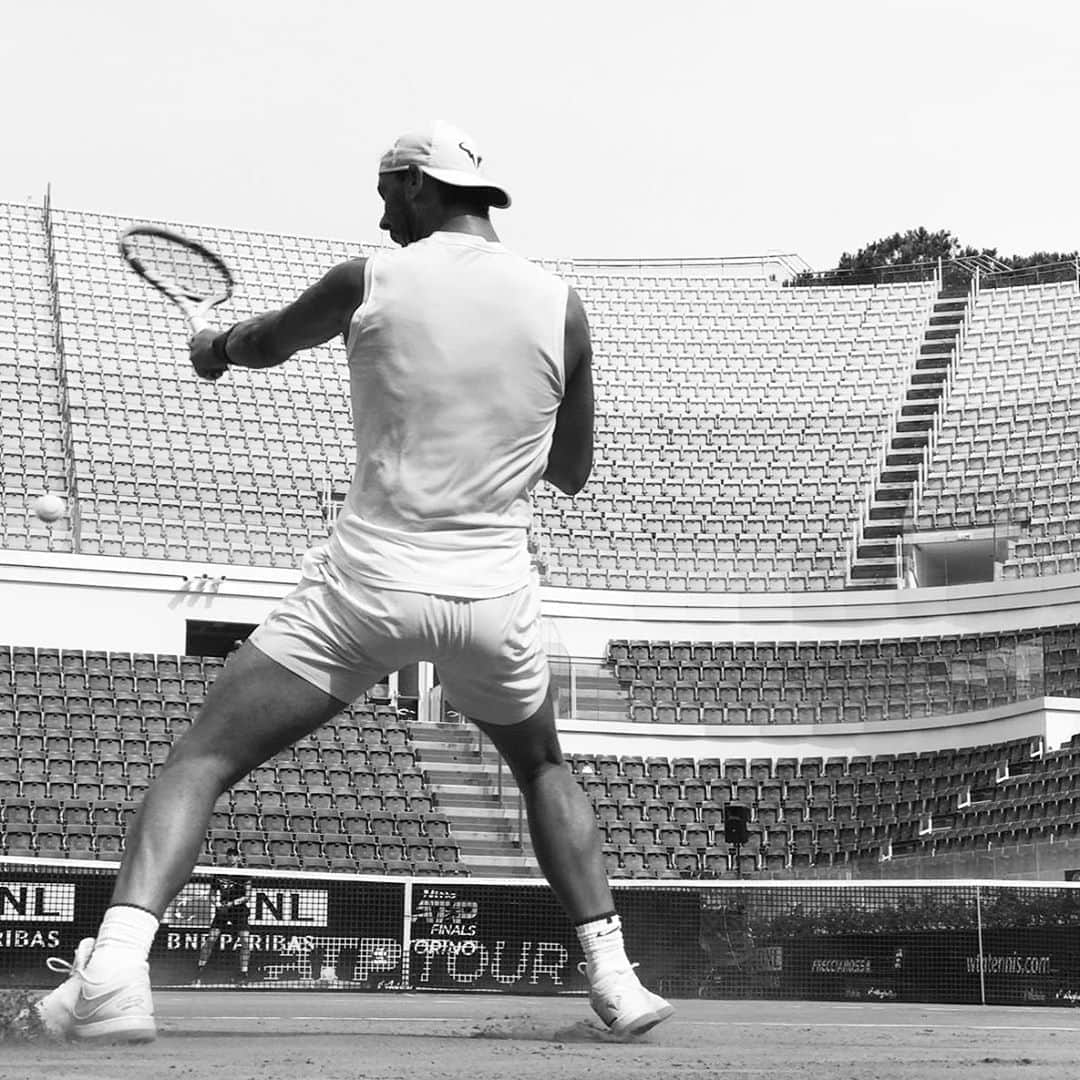 ラファエル・ナダルさんのインスタグラム写真 - (ラファエル・ナダルInstagram)「Continuando con la preparación aquí en Roma. Hoy entrenamiento sesión doble. Primero con @kandersonatp y después con @casperruud   Doppio allenamento oggi a Roma. Forza! 😉🇮🇹  Getting ready for and at Rome. Double session today. 💪🏻  #Roma #Italy #ItalianOpen #back #competition #stayhealthy #ATP #ATP1000 #vamos   🎾🇮🇹🎾✅  Crédito 📷: @rafelmaymo」9月12日 1時06分 - rafaelnadal