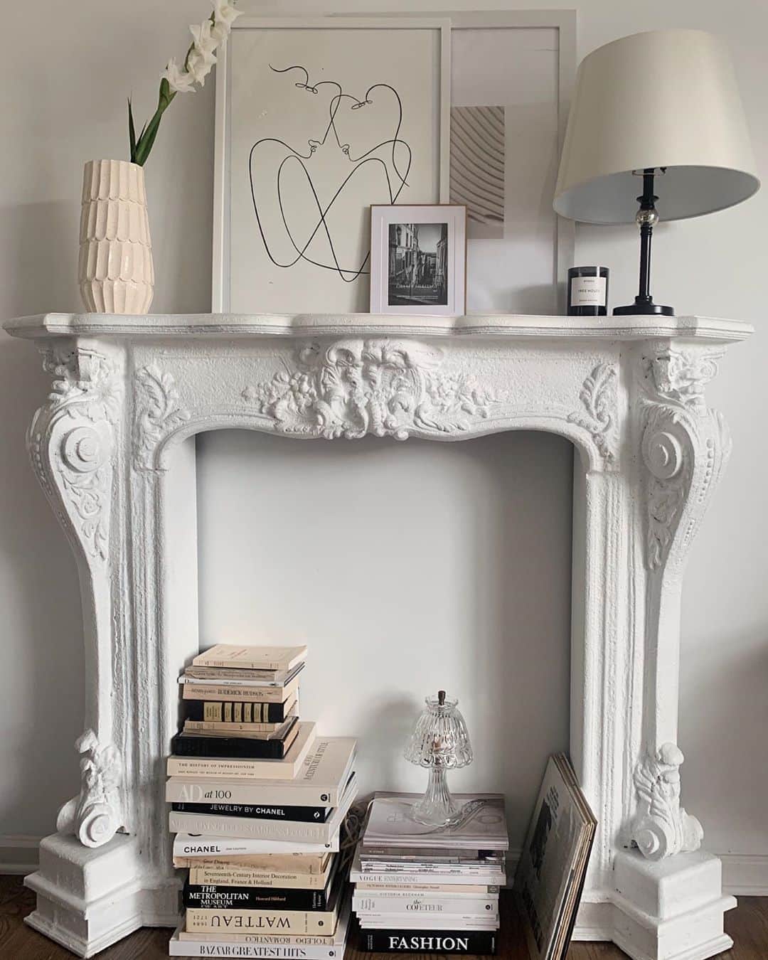 Kelsey Simoneのインスタグラム：「There are many different ways to style up a mantel / fireplace. Iv always loved the cozy vintage look it brings to my room! If you want to know what I use & how I style my mantel, it’s all in my new video!」