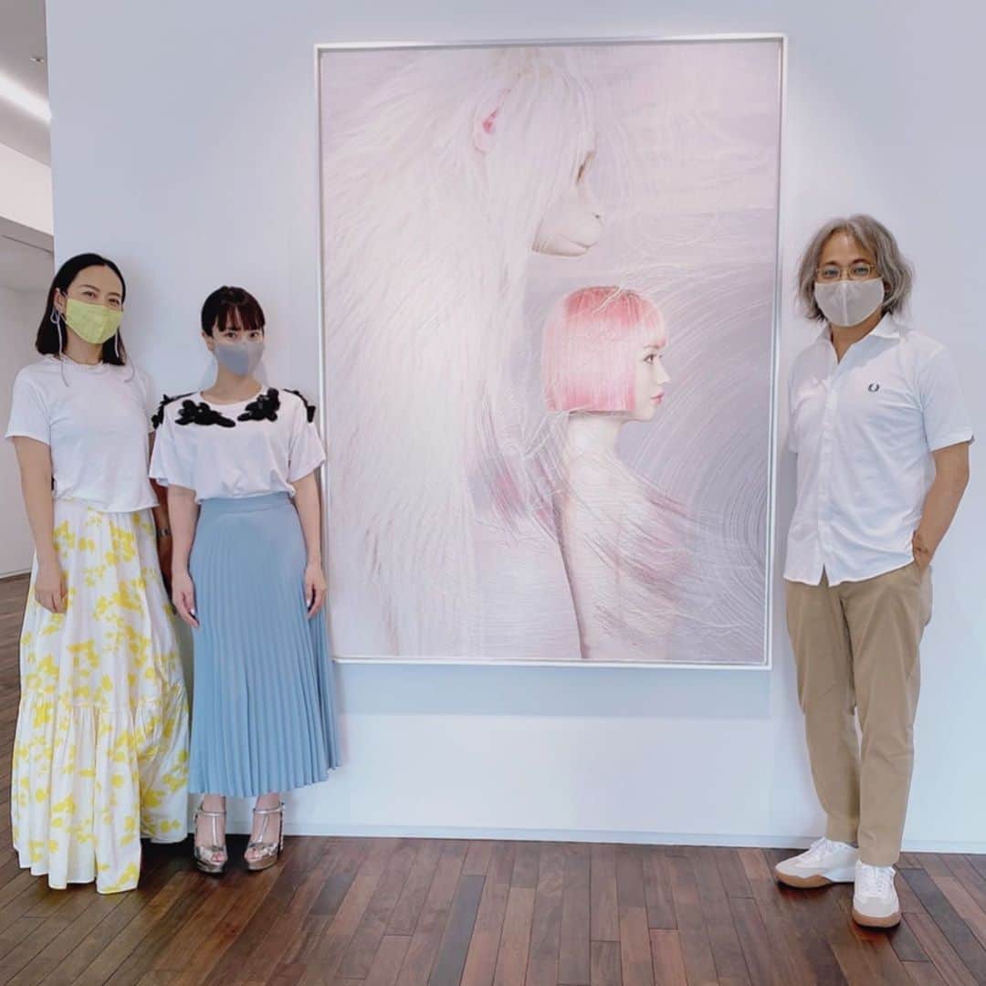 HiRAO INCさんのインスタグラム写真 - (HiRAO INCInstagram)「.  表参道のGYREで初めて発表したあさみちゃんの「1:1シリーズ」は、私にとって、とても思い入れのある、大好きなシリーズ。  存在しないのに、奇妙な存在感で世界に知られる、心を持たないはずのバーチャルアイコン「imma」の心理やその背後にあるものをテーマに、写真をネガポジに分解し、写真と糸のレイヤーとして重ね合わせた「1:1シリーズ」の新作や、過去も未来も持たない　imma と猿神、人間とAIのロマンス、都市とアイデンティティなどをテーマに、架空の過去・現在・未来のシチュエーションを設定した作品など、、  あさみちゃんは常に「今」起こってる社会現象の違和感を作品に落とし込んで発信してゆく。  今回、私は糸で見えないデジタルの波を表現した中に佇む猿神とimmaの作品が1番お気に入り。  是非、おとずれて、近くでひと針、ひと針丁寧に紡がれた物語りを体感してほしい  26日まで PHILIPSで開催」9月12日 1時14分 - kayokohirao