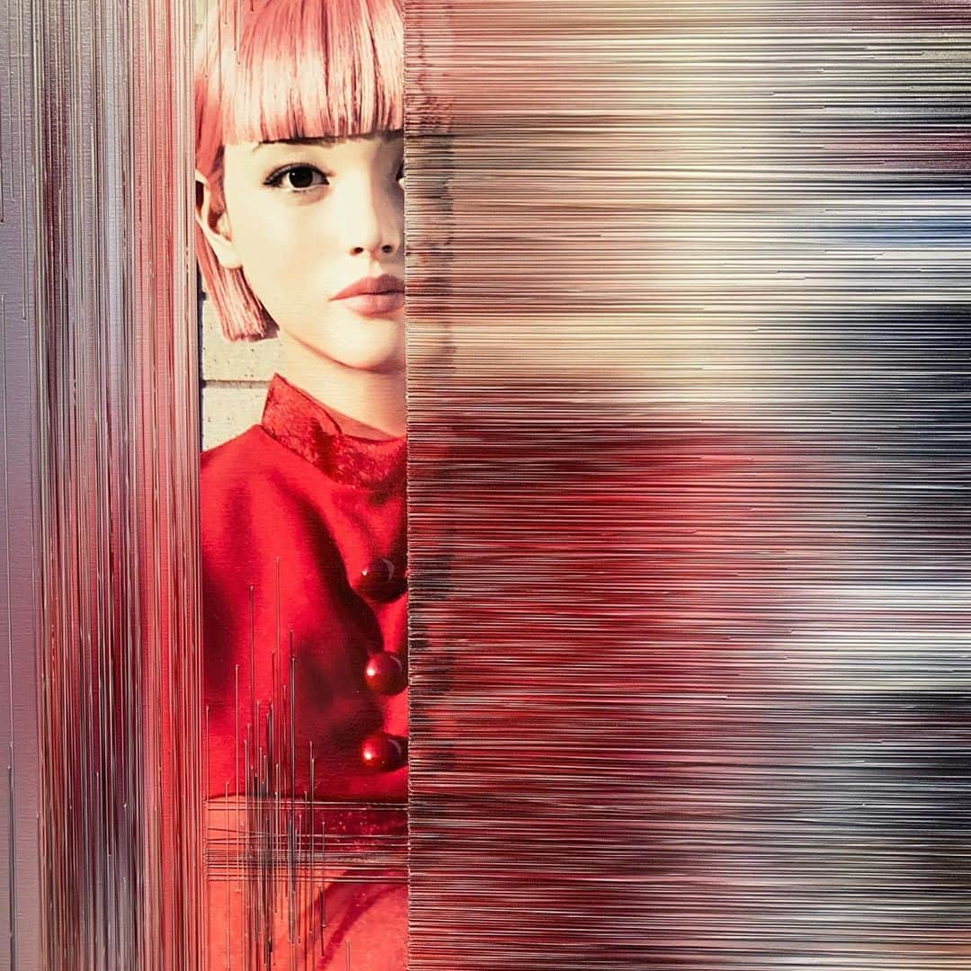 HiRAO INCさんのインスタグラム写真 - (HiRAO INCInstagram)「.  表参道のGYREで初めて発表したあさみちゃんの「1:1シリーズ」は、私にとって、とても思い入れのある、大好きなシリーズ。  存在しないのに、奇妙な存在感で世界に知られる、心を持たないはずのバーチャルアイコン「imma」の心理やその背後にあるものをテーマに、写真をネガポジに分解し、写真と糸のレイヤーとして重ね合わせた「1:1シリーズ」の新作や、過去も未来も持たない　imma と猿神、人間とAIのロマンス、都市とアイデンティティなどをテーマに、架空の過去・現在・未来のシチュエーションを設定した作品など、、  あさみちゃんは常に「今」起こってる社会現象の違和感を作品に落とし込んで発信してゆく。  今回、私は糸で見えないデジタルの波を表現した中に佇む猿神とimmaの作品が1番お気に入り。  是非、おとずれて、近くでひと針、ひと針丁寧に紡がれた物語りを体感してほしい  26日まで PHILIPSで開催」9月12日 1時14分 - kayokohirao