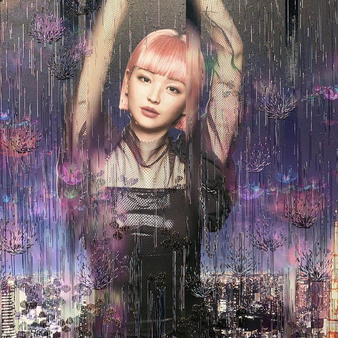 HiRAO INCさんのインスタグラム写真 - (HiRAO INCInstagram)「.  表参道のGYREで初めて発表したあさみちゃんの「1:1シリーズ」は、私にとって、とても思い入れのある、大好きなシリーズ。  存在しないのに、奇妙な存在感で世界に知られる、心を持たないはずのバーチャルアイコン「imma」の心理やその背後にあるものをテーマに、写真をネガポジに分解し、写真と糸のレイヤーとして重ね合わせた「1:1シリーズ」の新作や、過去も未来も持たない　imma と猿神、人間とAIのロマンス、都市とアイデンティティなどをテーマに、架空の過去・現在・未来のシチュエーションを設定した作品など、、  あさみちゃんは常に「今」起こってる社会現象の違和感を作品に落とし込んで発信してゆく。  今回、私は糸で見えないデジタルの波を表現した中に佇む猿神とimmaの作品が1番お気に入り。  是非、おとずれて、近くでひと針、ひと針丁寧に紡がれた物語りを体感してほしい  26日まで PHILIPSで開催」9月12日 1時14分 - kayokohirao