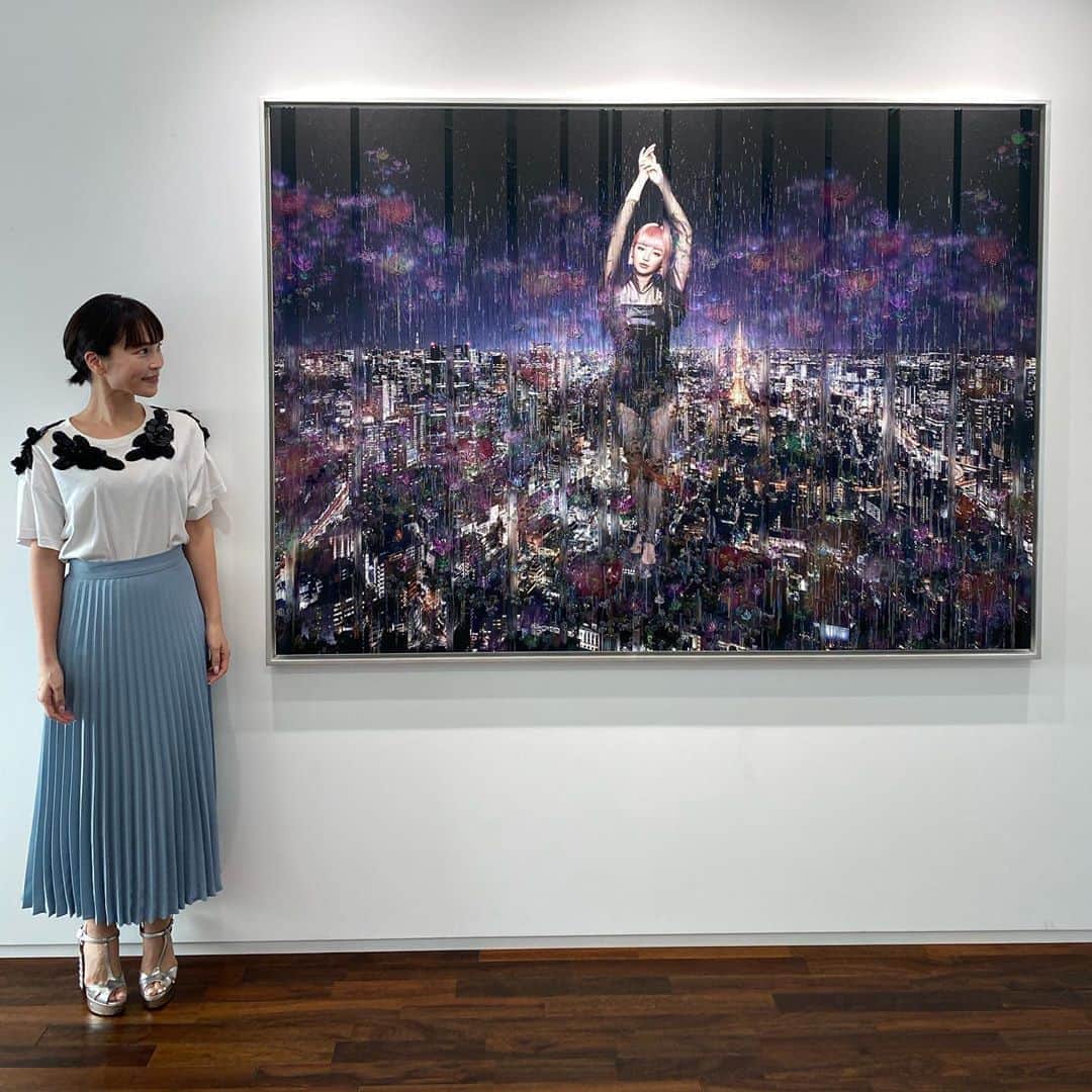 HiRAO INCさんのインスタグラム写真 - (HiRAO INCInstagram)「.  表参道のGYREで初めて発表したあさみちゃんの「1:1シリーズ」は、私にとって、とても思い入れのある、大好きなシリーズ。  存在しないのに、奇妙な存在感で世界に知られる、心を持たないはずのバーチャルアイコン「imma」の心理やその背後にあるものをテーマに、写真をネガポジに分解し、写真と糸のレイヤーとして重ね合わせた「1:1シリーズ」の新作や、過去も未来も持たない　imma と猿神、人間とAIのロマンス、都市とアイデンティティなどをテーマに、架空の過去・現在・未来のシチュエーションを設定した作品など、、  あさみちゃんは常に「今」起こってる社会現象の違和感を作品に落とし込んで発信してゆく。  今回、私は糸で見えないデジタルの波を表現した中に佇む猿神とimmaの作品が1番お気に入り。  是非、おとずれて、近くでひと針、ひと針丁寧に紡がれた物語りを体感してほしい  26日まで PHILIPSで開催」9月12日 1時14分 - kayokohirao