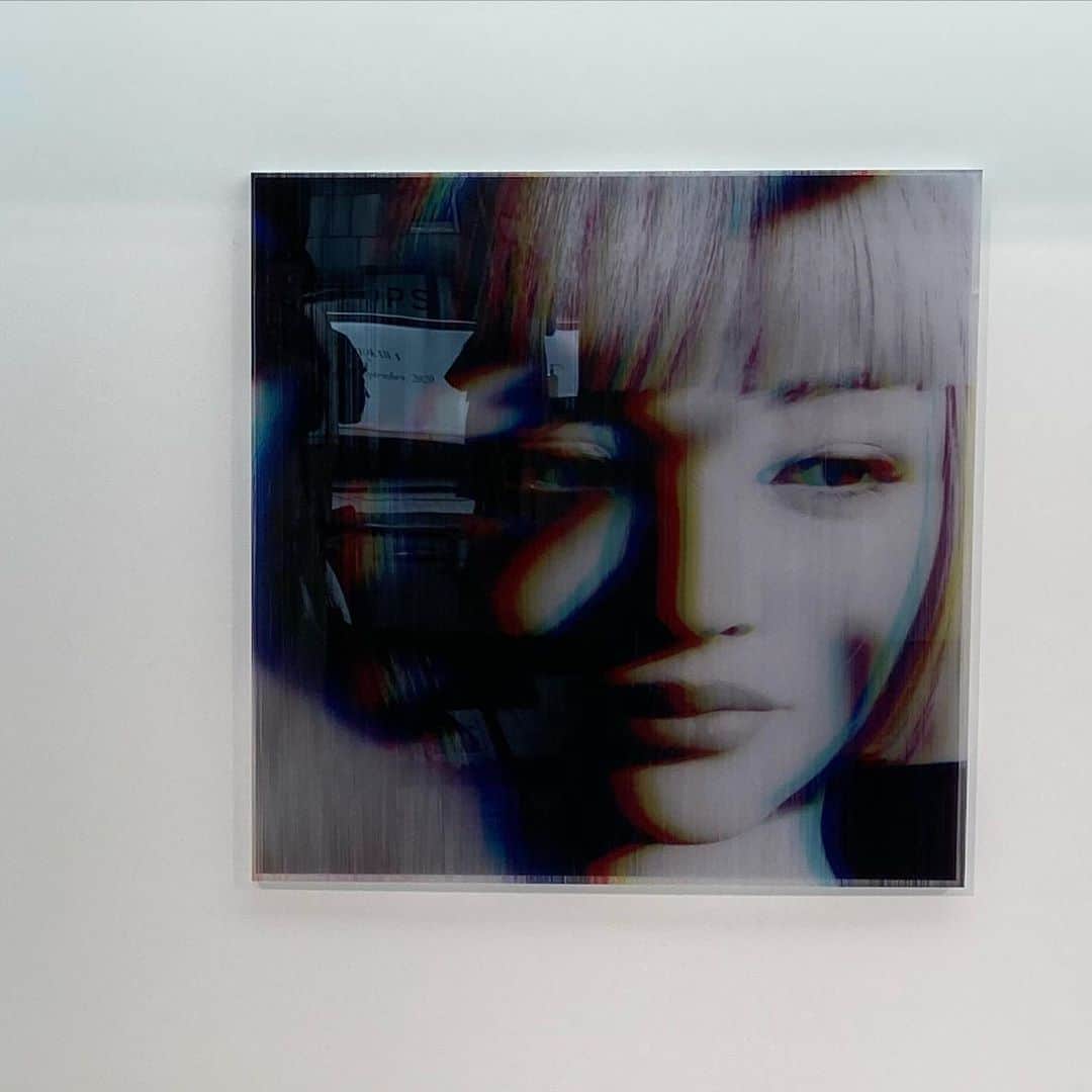 HiRAO INCさんのインスタグラム写真 - (HiRAO INCInstagram)「.  表参道のGYREで初めて発表したあさみちゃんの「1:1シリーズ」は、私にとって、とても思い入れのある、大好きなシリーズ。  存在しないのに、奇妙な存在感で世界に知られる、心を持たないはずのバーチャルアイコン「imma」の心理やその背後にあるものをテーマに、写真をネガポジに分解し、写真と糸のレイヤーとして重ね合わせた「1:1シリーズ」の新作や、過去も未来も持たない　imma と猿神、人間とAIのロマンス、都市とアイデンティティなどをテーマに、架空の過去・現在・未来のシチュエーションを設定した作品など、、  あさみちゃんは常に「今」起こってる社会現象の違和感を作品に落とし込んで発信してゆく。  今回、私は糸で見えないデジタルの波を表現した中に佇む猿神とimmaの作品が1番お気に入り。  是非、おとずれて、近くでひと針、ひと針丁寧に紡がれた物語りを体感してほしい  26日まで PHILIPSで開催」9月12日 1時14分 - kayokohirao