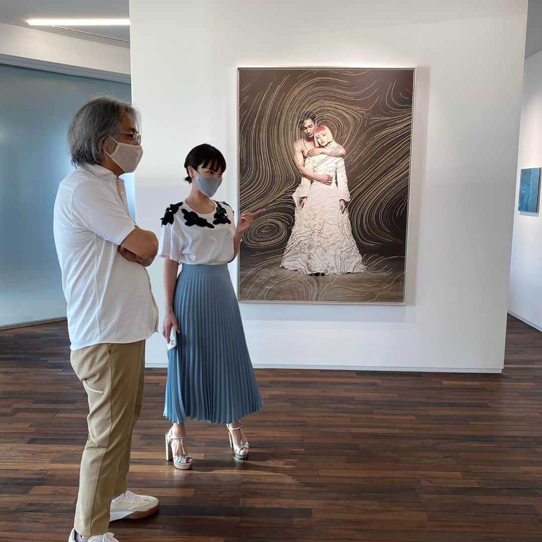 HiRAO INCさんのインスタグラム写真 - (HiRAO INCInstagram)「.  表参道のGYREで初めて発表したあさみちゃんの「1:1シリーズ」は、私にとって、とても思い入れのある、大好きなシリーズ。  存在しないのに、奇妙な存在感で世界に知られる、心を持たないはずのバーチャルアイコン「imma」の心理やその背後にあるものをテーマに、写真をネガポジに分解し、写真と糸のレイヤーとして重ね合わせた「1:1シリーズ」の新作や、過去も未来も持たない　imma と猿神、人間とAIのロマンス、都市とアイデンティティなどをテーマに、架空の過去・現在・未来のシチュエーションを設定した作品など、、  あさみちゃんは常に「今」起こってる社会現象の違和感を作品に落とし込んで発信してゆく。  今回、私は糸で見えないデジタルの波を表現した中に佇む猿神とimmaの作品が1番お気に入り。  是非、おとずれて、近くでひと針、ひと針丁寧に紡がれた物語りを体感してほしい  26日まで PHILIPSで開催」9月12日 1時14分 - kayokohirao