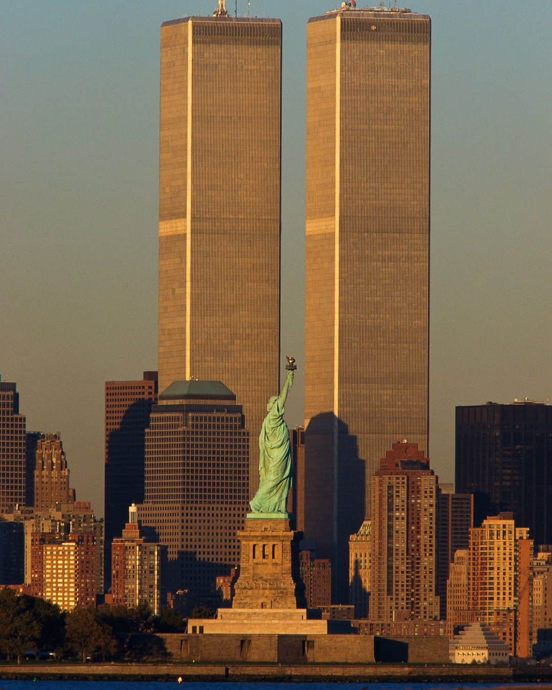 WHO WHAT WEARさんのインスタグラム写真 - (WHO WHAT WEARInstagram)「In remembrance of all the lives lost on this day in 2001. #NeverForget photo: getty images」9月12日 1時15分 - whowhatwear