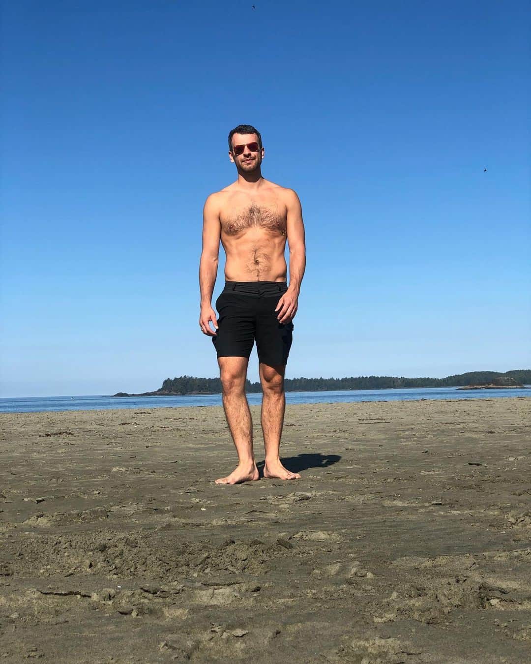 エリック・ラドフォードのインスタグラム：「A September beach day in Canada! Who says summer is over... 😎  #unexpected #summer #beach #beachbody」