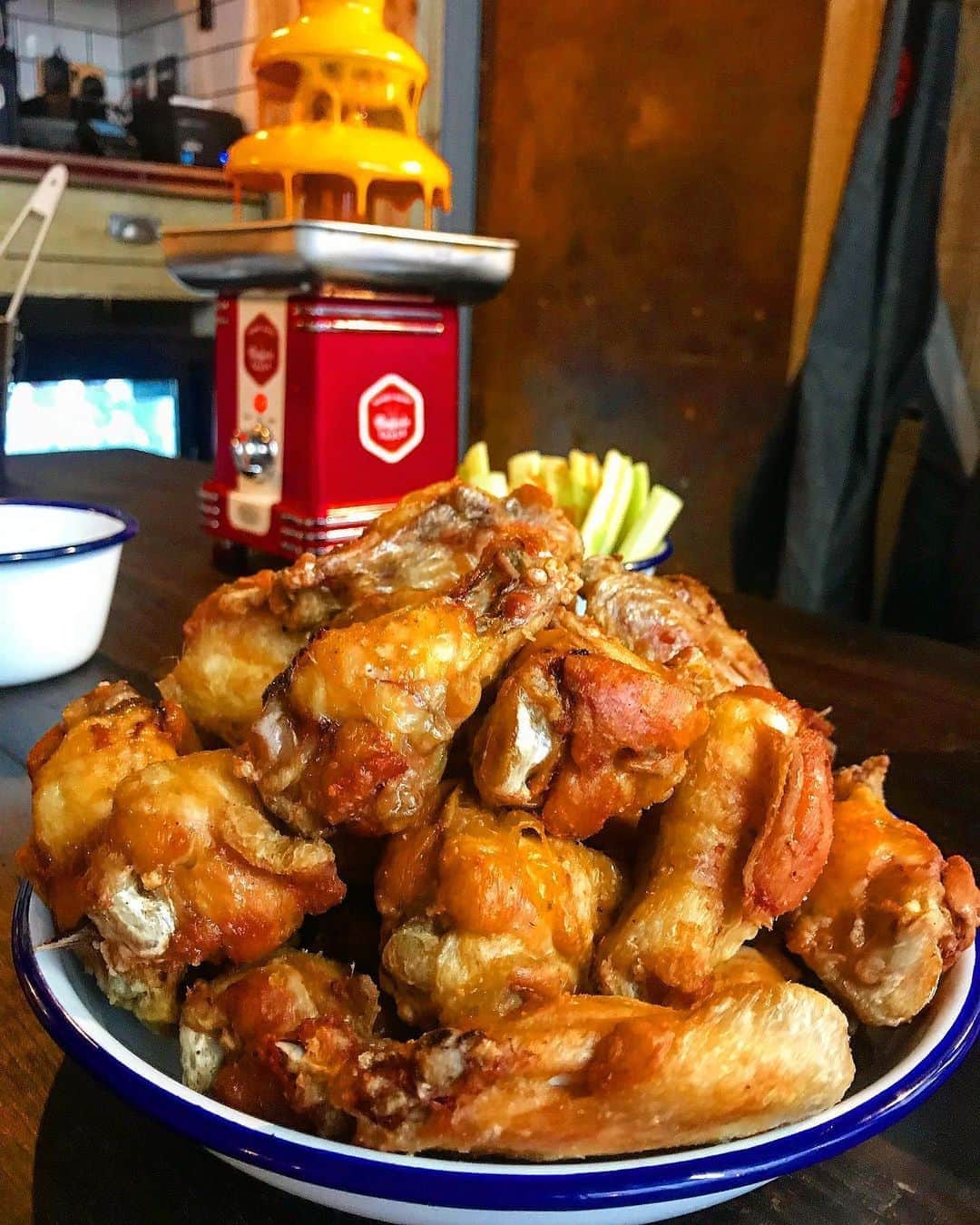 Eat With Steph & Coのインスタグラム：「Looking back over (very) old photos and I think this was one of my all time favourite opening events. Bowls of fried chicken and A FOUNTAIN OF BUFFALO SAUCE. Amazing  @randyswingbar INVITE 📷 @thetessaproject」