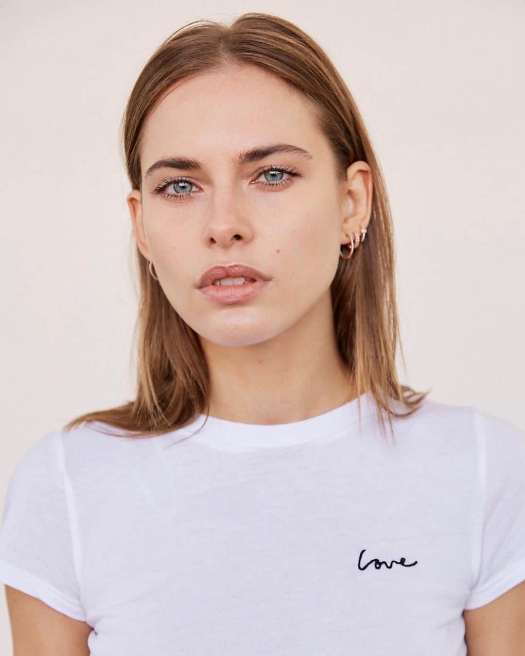 Lana Zakocelaさんのインスタグラム写真 - (Lana ZakocelaInstagram)「Dear friends,  Today is a perfect day for appreciation!  I’m alive, I’m safe, loved, well fed and have a roof over my head! But not everyone does!  Lets all come together for this one!  This charity is dear to my heart. It’s been saving youth for over 100 years! The way Vista’s team works is absolutely honest and loving. I was so thankful to visit the facilities that runs many departments helping children to get back on their feet. From giving them a place to live, education services, mental health support to providing food.  Now more than ever, we need to help these precious children. Vista’s  team and I are fundraising for them this week to make sure they can sustain the beautiful work that they do with education , intense therapy and enrichment. With your generosity, you will play a vital role in their path to healing. Please Donate and get involved! Every little help goes a long way! It’s all about our community spreading love!  Dm me!  The link in bio 🙏🏼💕👼 #vistadelmar #savingyouth #vistakids」9月12日 1時35分 - lanazakocela