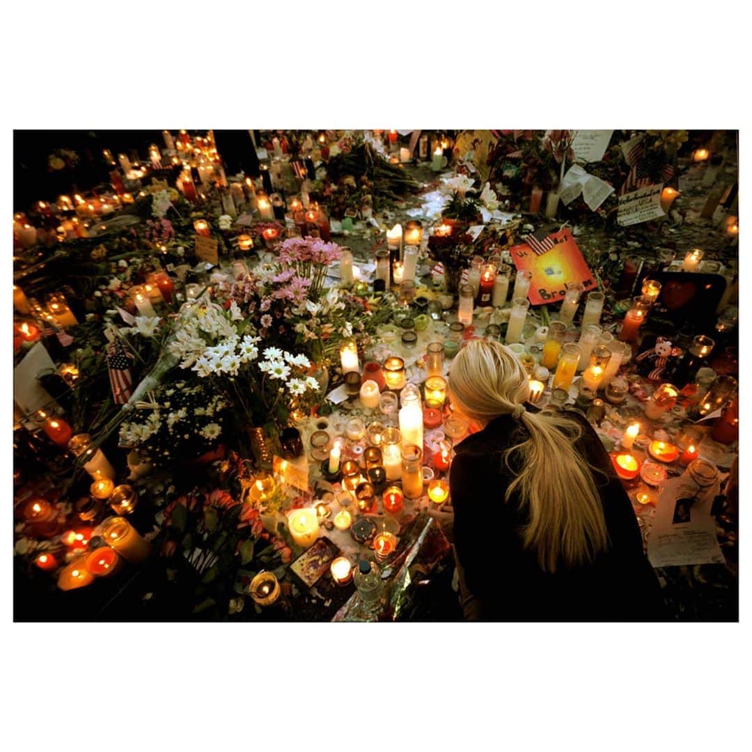 Magnum Photosさんのインスタグラム写真 - (Magnum PhotosInstagram)「A large memorial is created with flowers, notes and photographs in memory of those lost in the Sept. 11, 2001 attack. NYC. USA. 9/18/2001. ⁠ .⁠ © @paulfuscomagnum/#MagnumPhotos」9月12日 1時30分 - magnumphotos