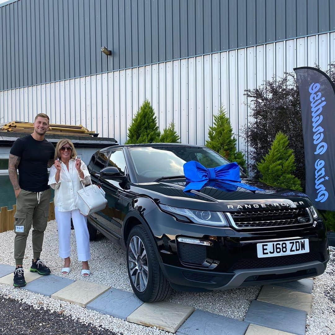 ダニエル・オズボーンさんのインスタグラム写真 - (ダニエル・オズボーンInstagram)「MASSIVE congratulations Mary! 🙌🏼 Mary finally got to pick up her new car, she won a Range Rover Evoque + £1500 @prizeparadise a few weeks ago 😍.. As she was on holiday & has had to quarantine, she finally got to pick her car up today, money has been transferred! 👌🏼 She only got 2 tickets for this competition, just shows, you just have to be in it to win it! 🙌🏼 we also booked her a hotel in Essex for the night too so she can have a night out celebrating! 🍾 Enjoy your beautiful new car Mary, was lovely to meet you & congratulations again! 🙌🏼」9月12日 1時53分 - danosborneofficial