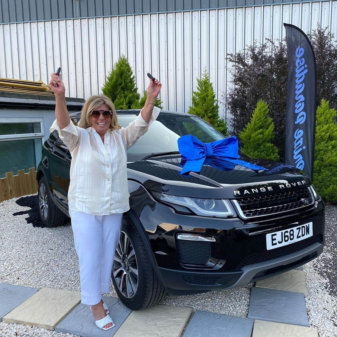 ダニエル・オズボーンさんのインスタグラム写真 - (ダニエル・オズボーンInstagram)「MASSIVE congratulations Mary! 🙌🏼 Mary finally got to pick up her new car, she won a Range Rover Evoque + £1500 @prizeparadise a few weeks ago 😍.. As she was on holiday & has had to quarantine, she finally got to pick her car up today, money has been transferred! 👌🏼 She only got 2 tickets for this competition, just shows, you just have to be in it to win it! 🙌🏼 we also booked her a hotel in Essex for the night too so she can have a night out celebrating! 🍾 Enjoy your beautiful new car Mary, was lovely to meet you & congratulations again! 🙌🏼」9月12日 1時53分 - danosborneofficial